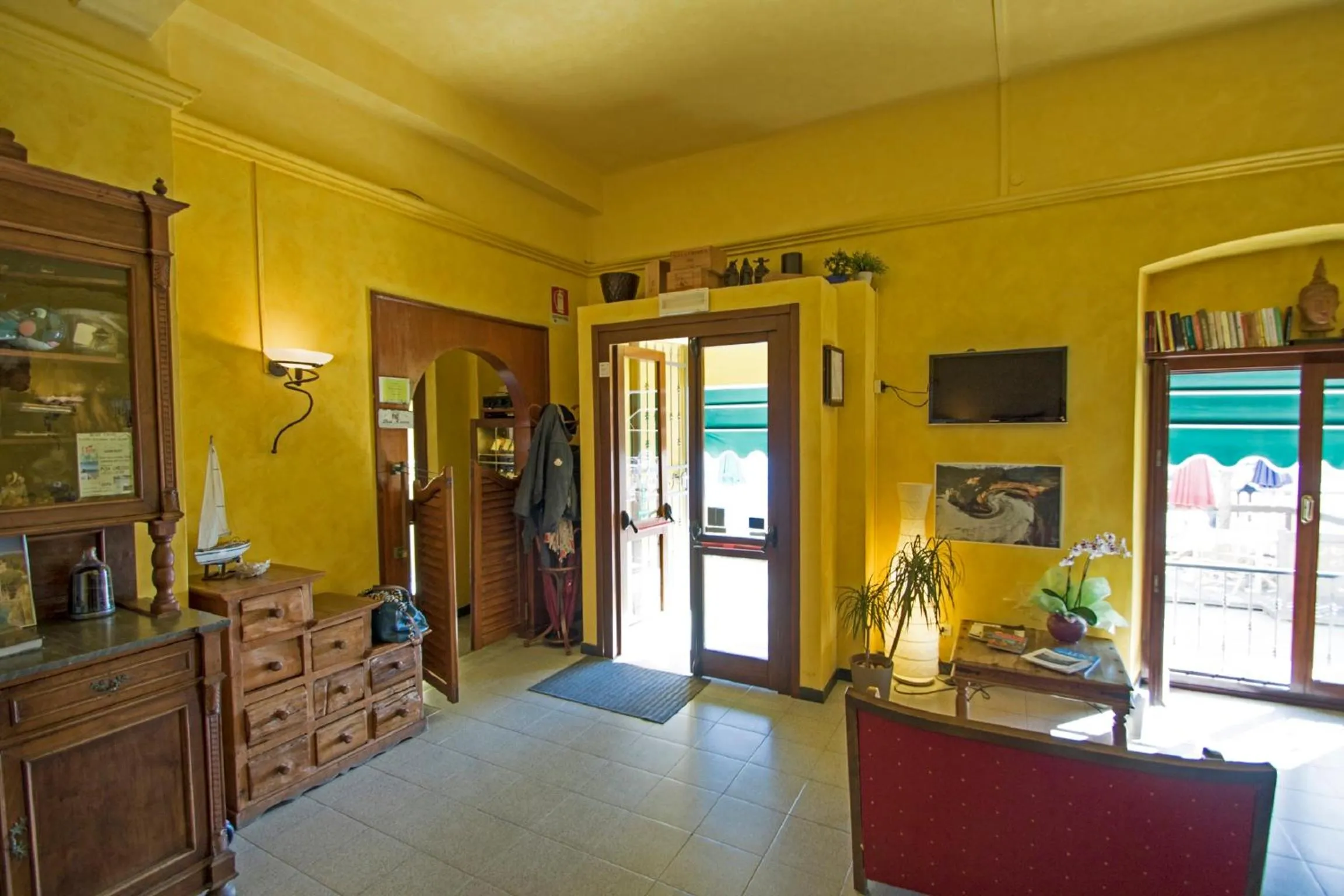 Communal lounge/ TV room in Hotel Baia