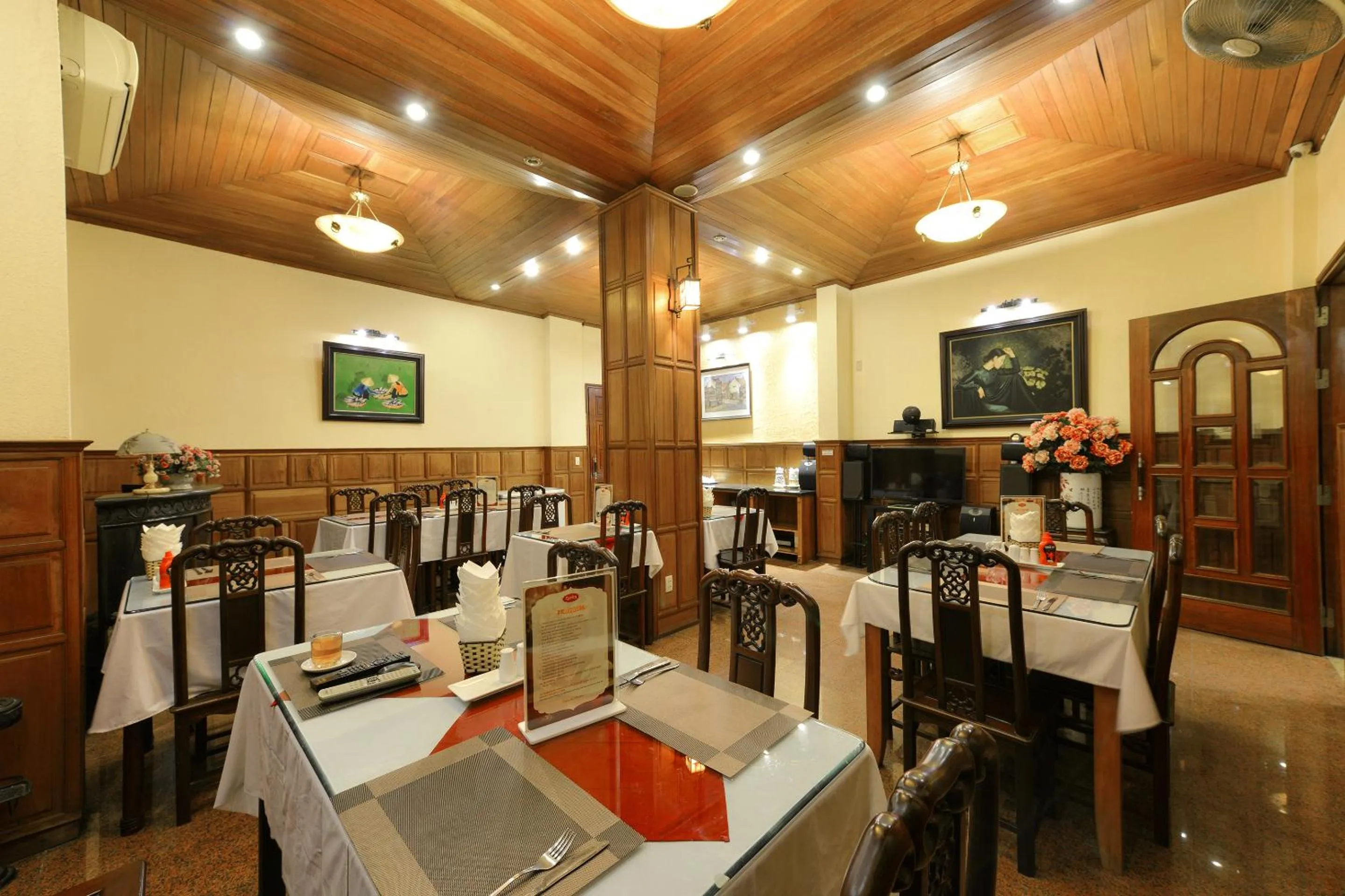 Restaurant/places to eat in Lucky 2 Hotel & Travel