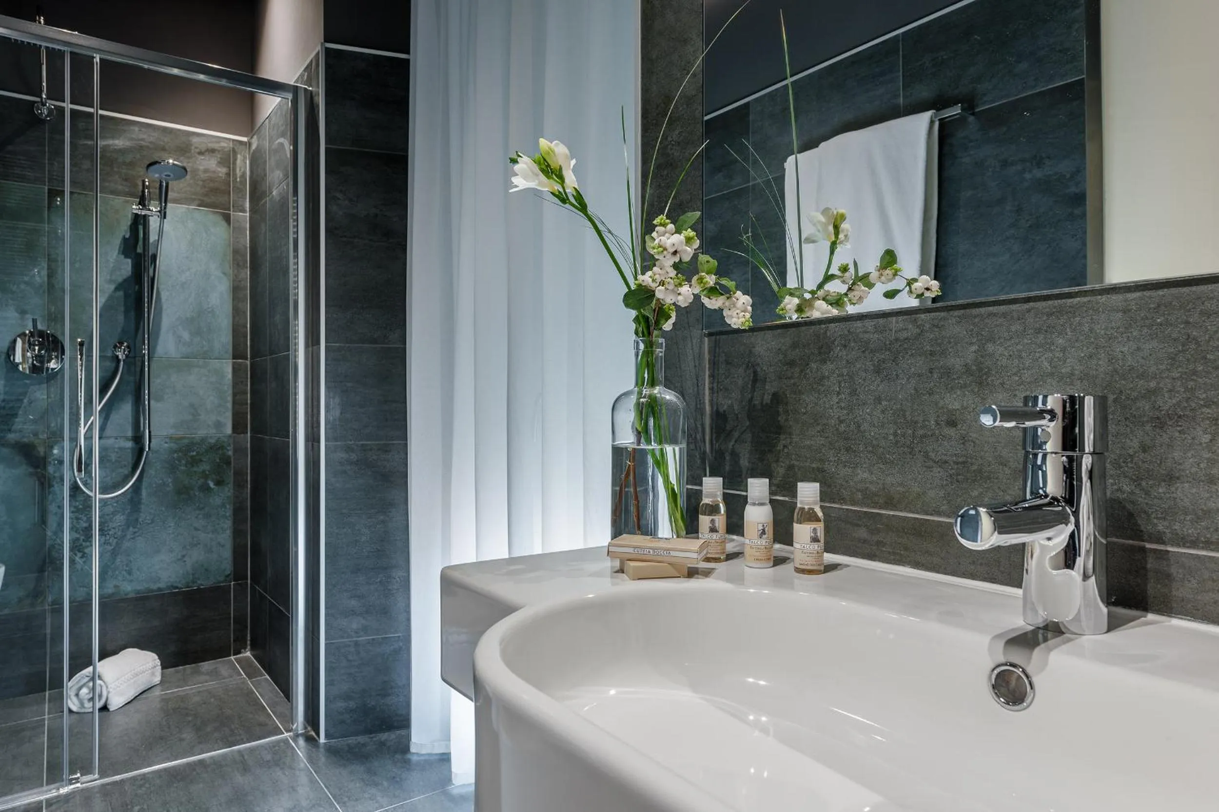 Shower in Air Suite Verona - Adults Only