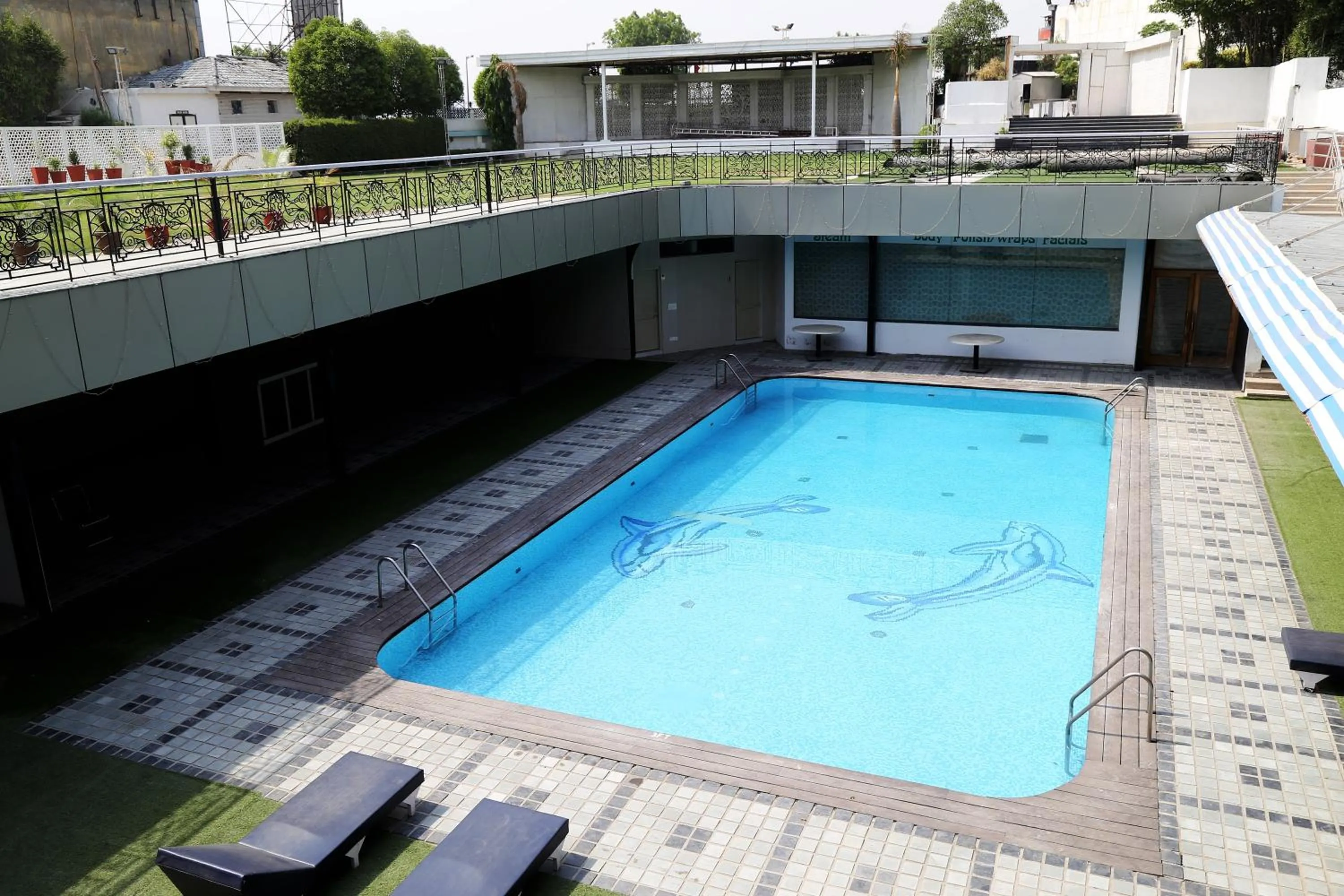 Swimming pool in Dee Marks Airport Hotel & Resorts