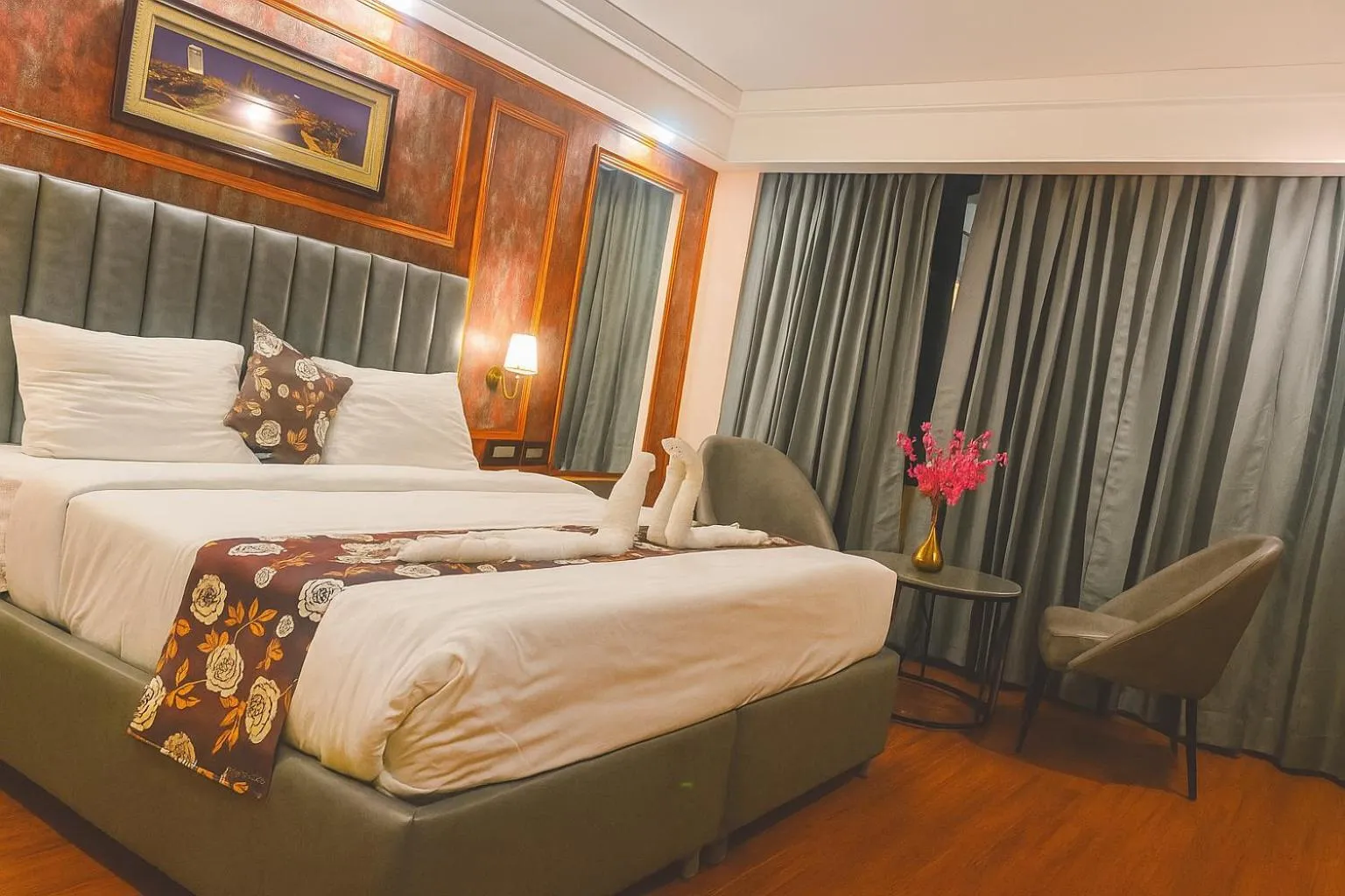 Bed in Dee Marks Airport Hotel & Resorts