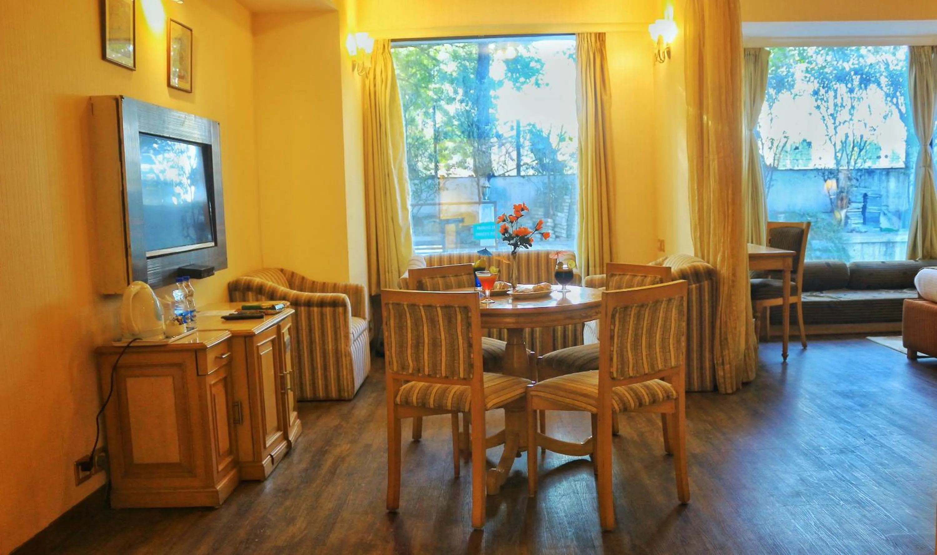 Living room in Dee Marks Airport Hotel & Resorts