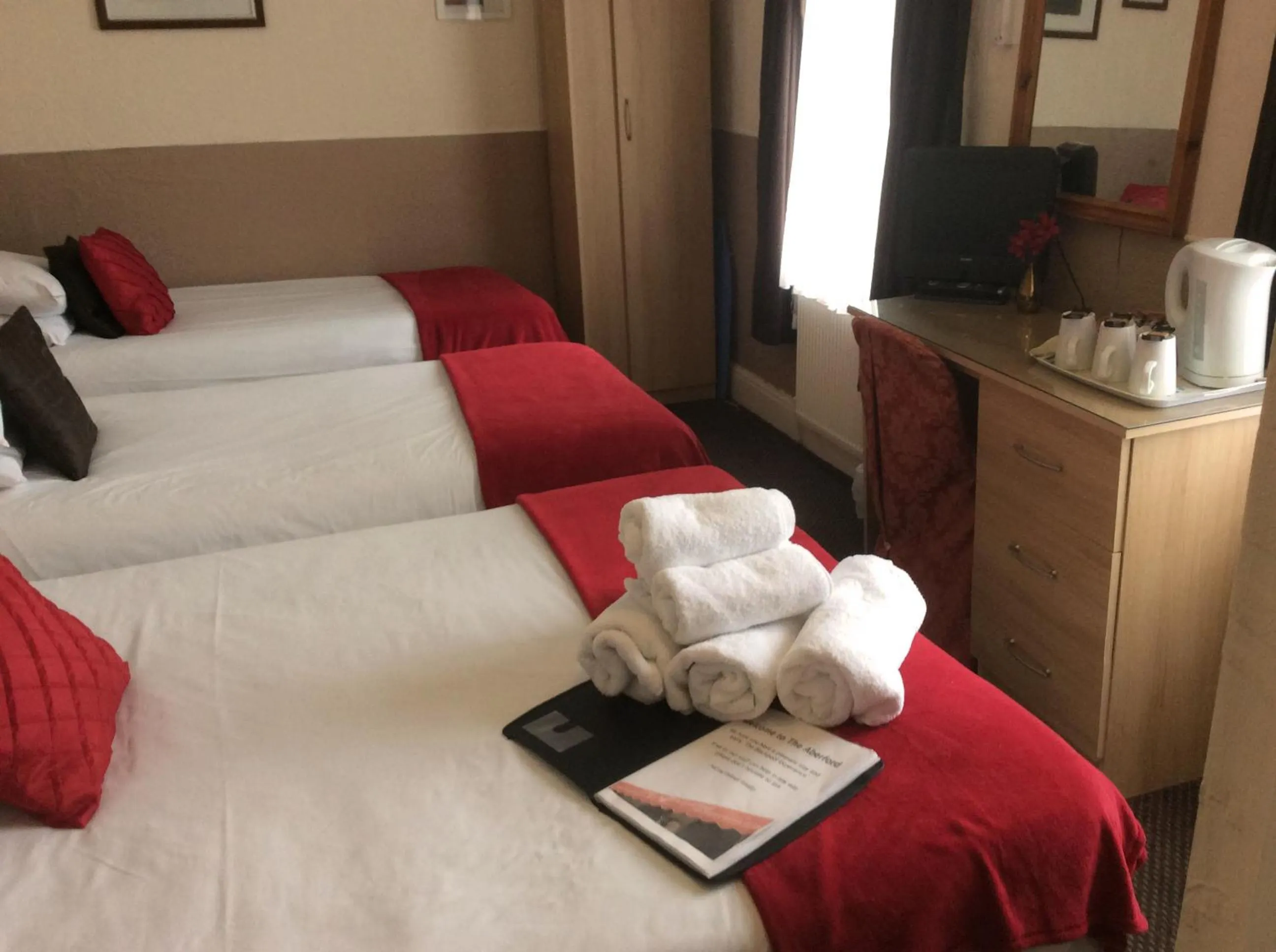 Photo of the whole room, Bed in The Aberford