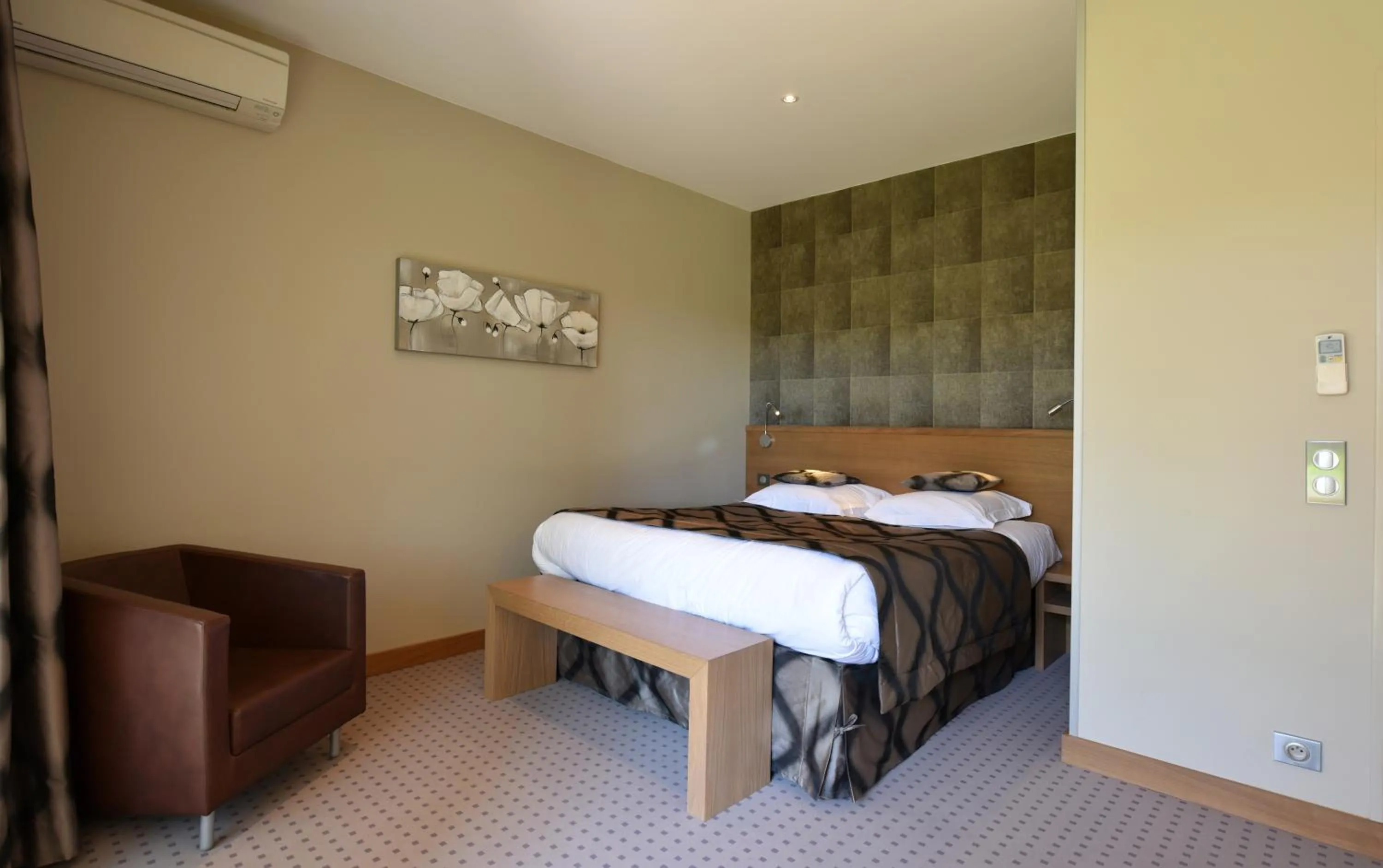 Toilet, Bed in Hôtel Carcarille Restaurant Le C