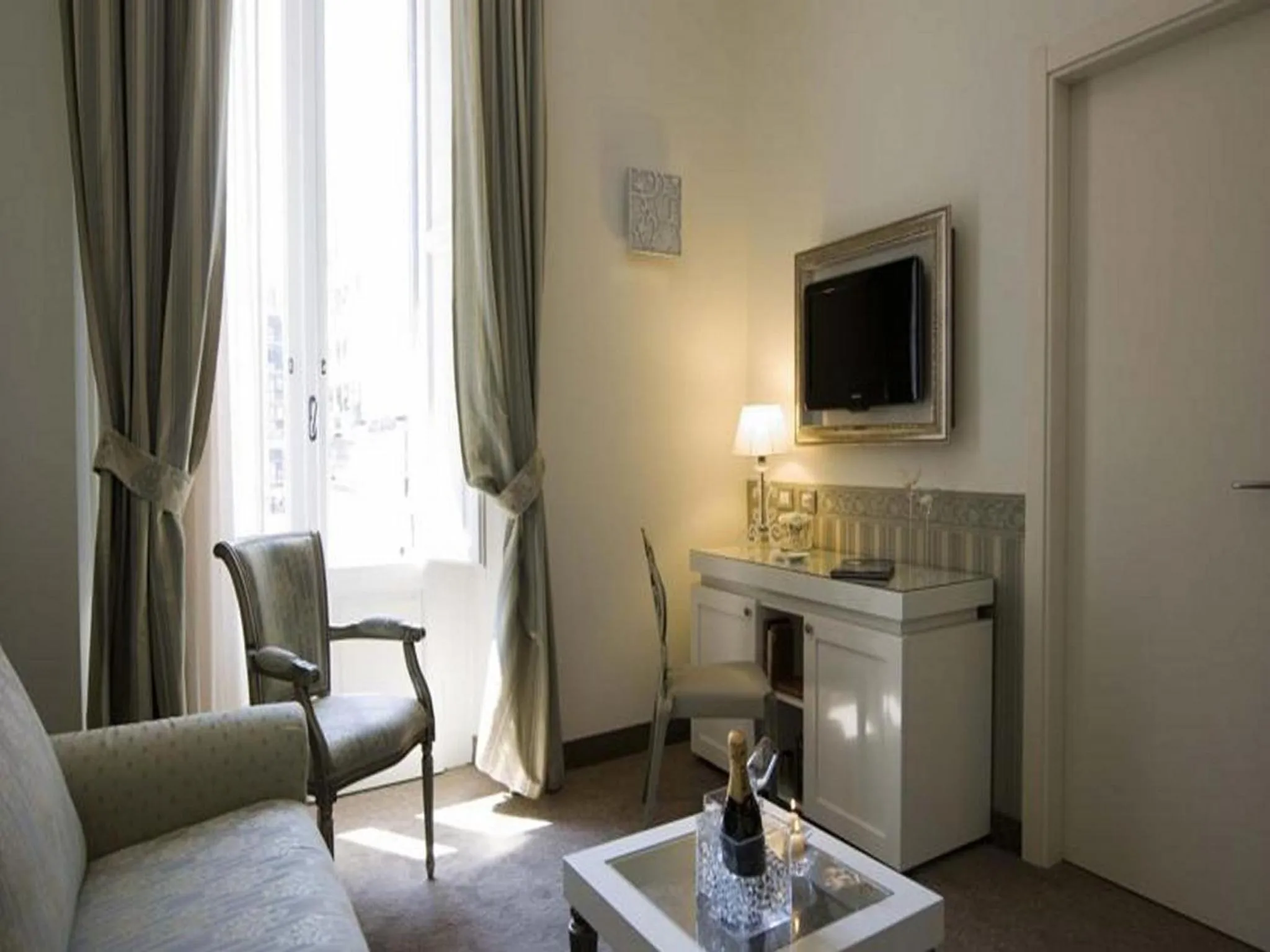 Seating area in JR Hotels Oriente Bari