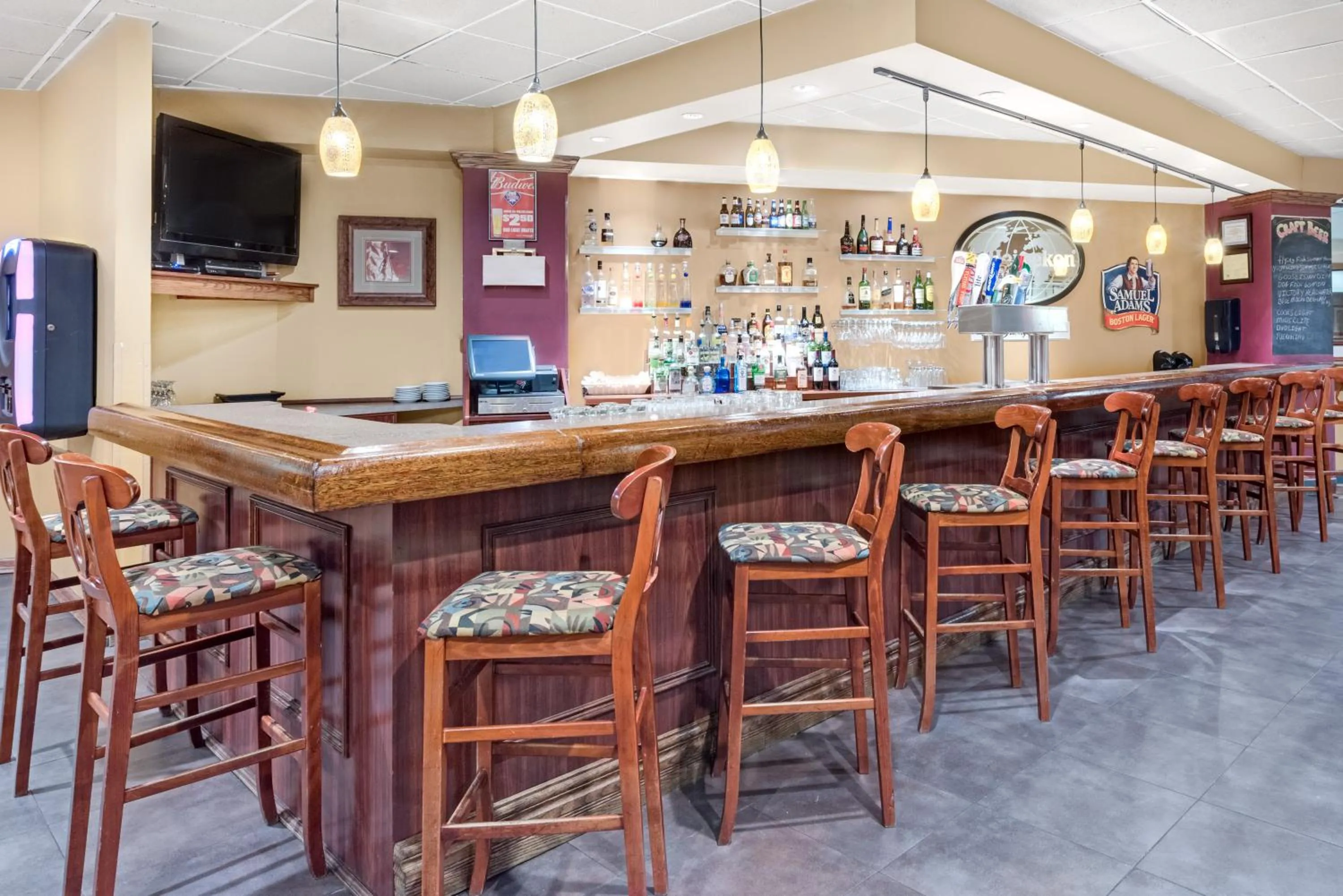 Lounge or bar in Chester Hotel and Conference Center