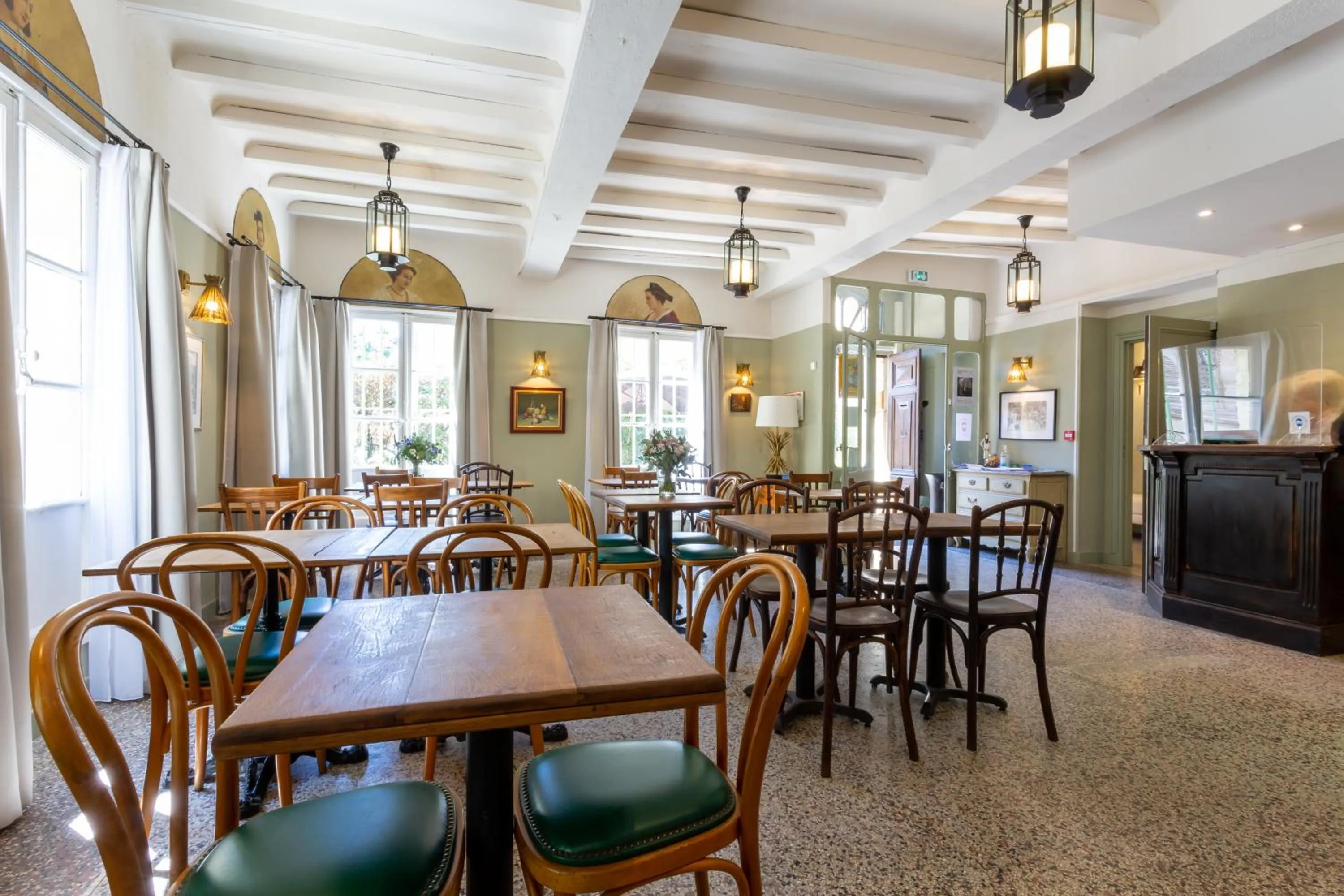 Restaurant/places to eat in Hôtel Le Relais de Poste Arles Centre Historique