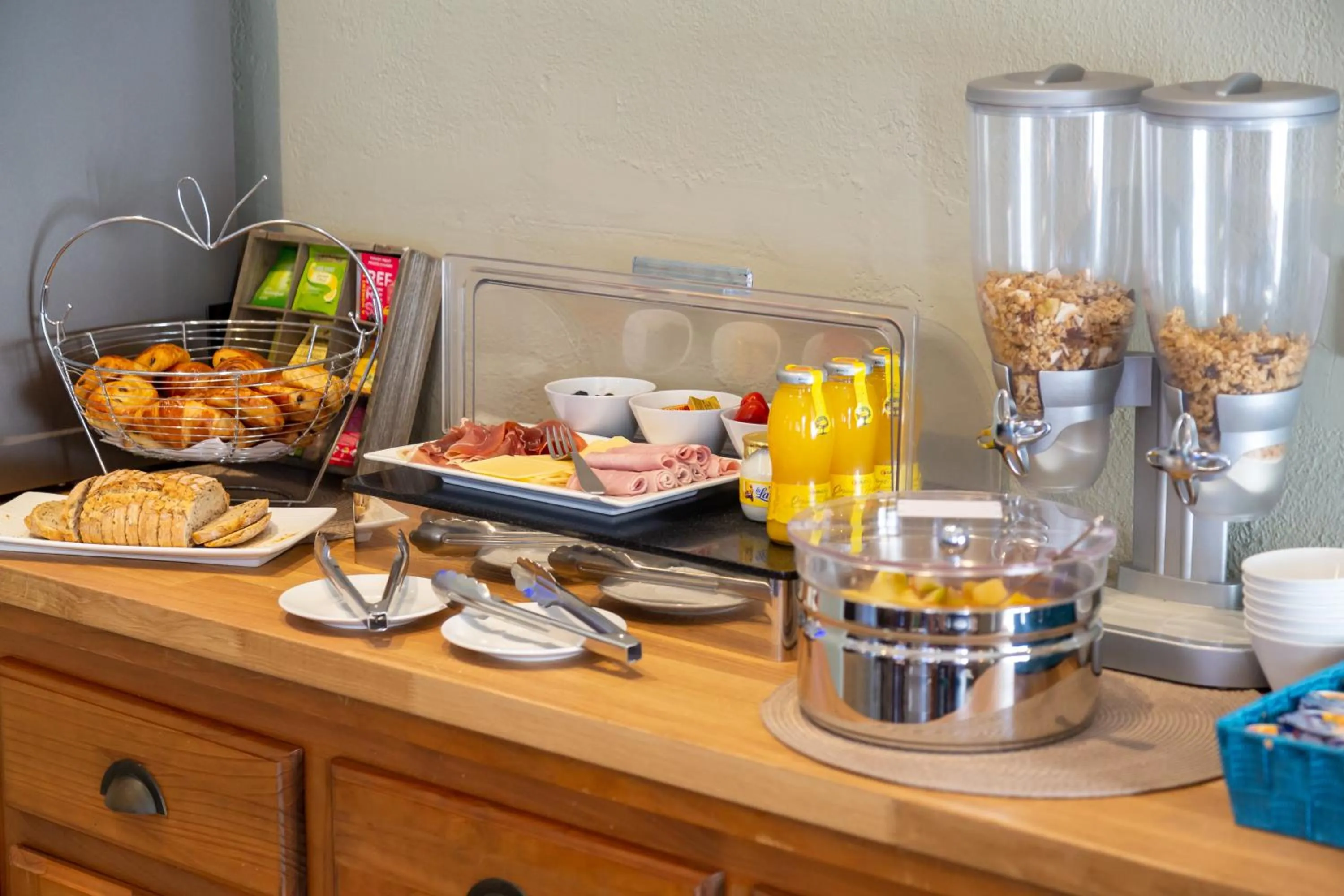 Buffet breakfast in Hôtel Le Relais de Poste Arles Centre Historique