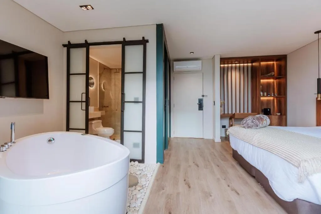 Photo of the whole room, Bed in 1616 Hotel