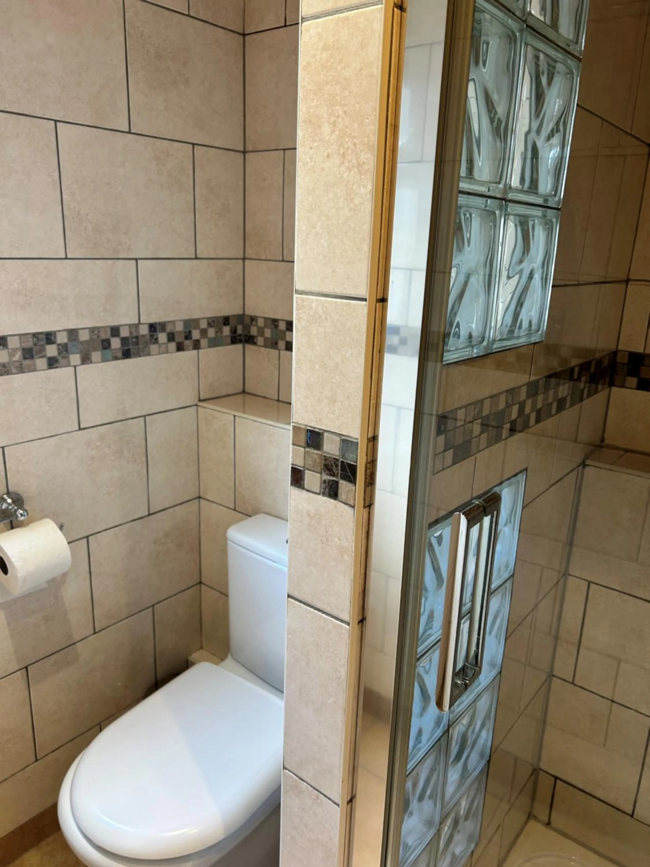 Toilet in La Gaffe - Bed and Breakfast