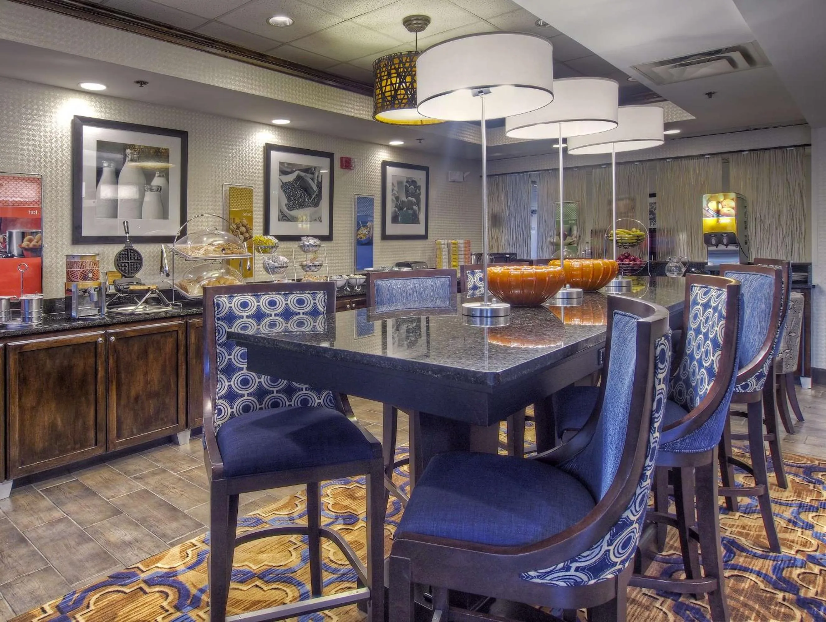 Dining area in Hampton Inn Bristol