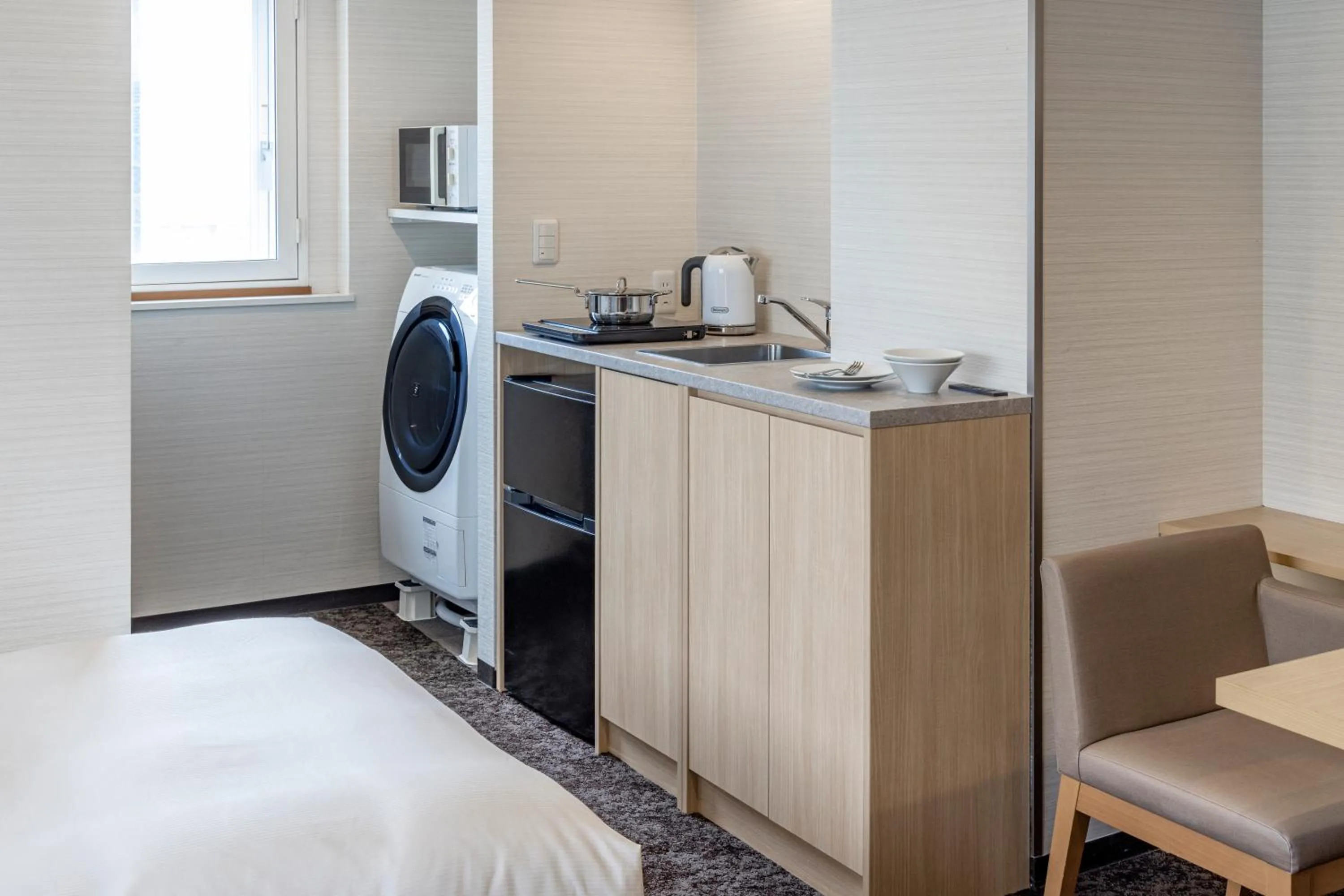 Kitchen or kitchenette, Bed in Tokyu Stay Tsukiji - Tokyo Ginza Area