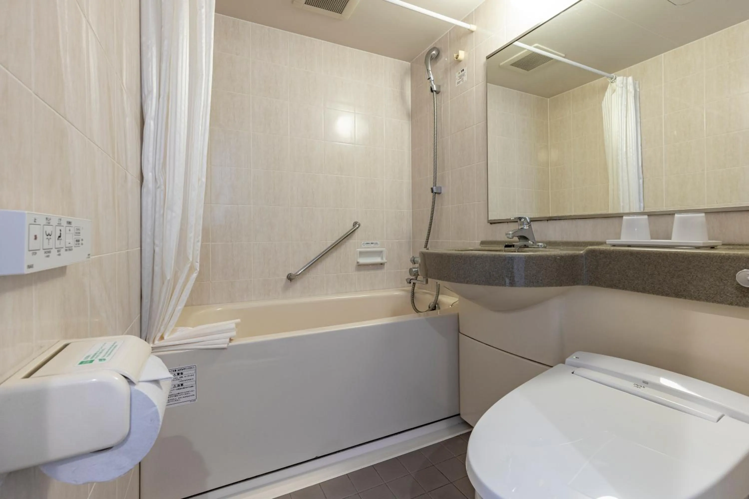 Shower in Tokyu Stay Tsukiji - Tokyo Ginza Area