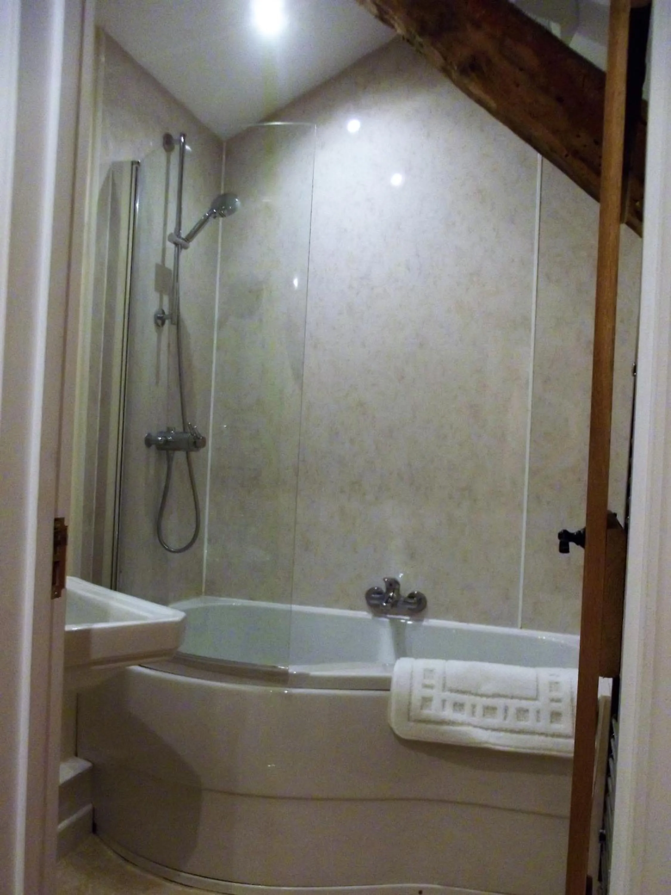 Photo of the whole room in Deepaller Farm B&B