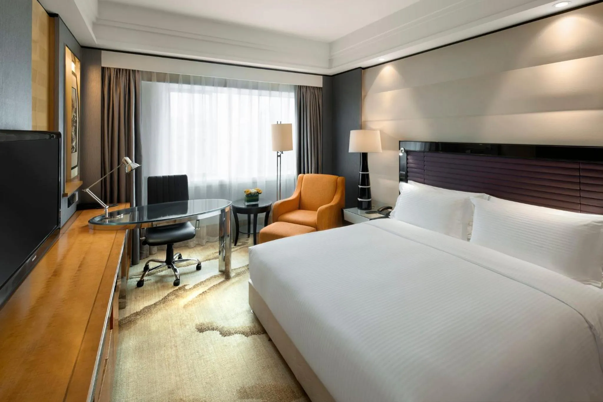 Photo of the whole room, Bed in Crowne Plaza Chengdu City Center by IHG