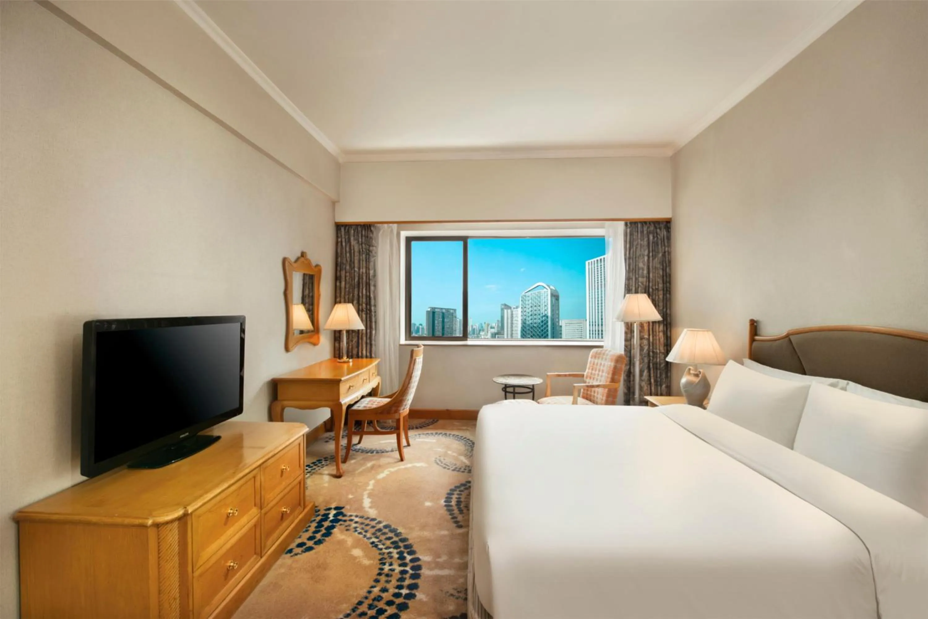 Photo of the whole room, Bed in Crowne Plaza Chengdu City Center by IHG