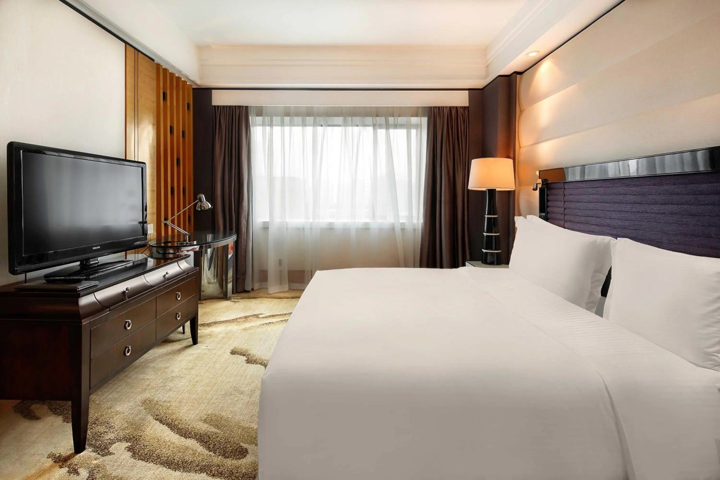 Photo of the whole room, Bed in Crowne Plaza Chengdu City Center by IHG
