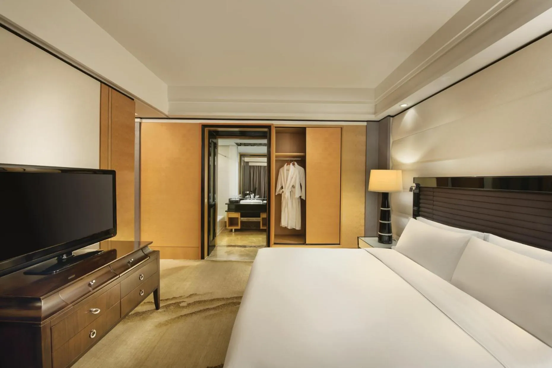 Bedroom, Bed in Crowne Plaza Chengdu City Center by IHG