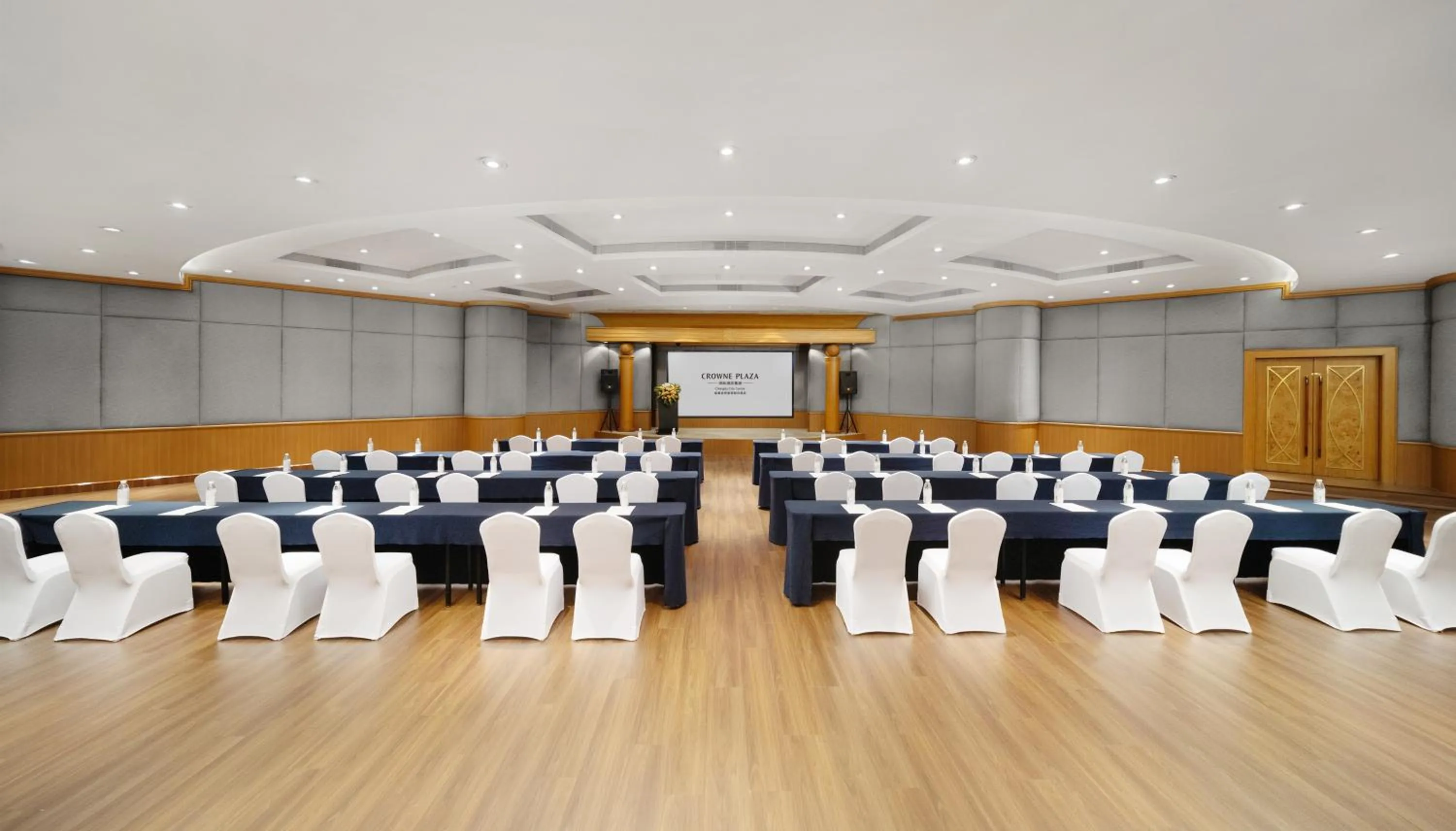 Restaurant/places to eat in Crowne Plaza Chengdu City Center by IHG