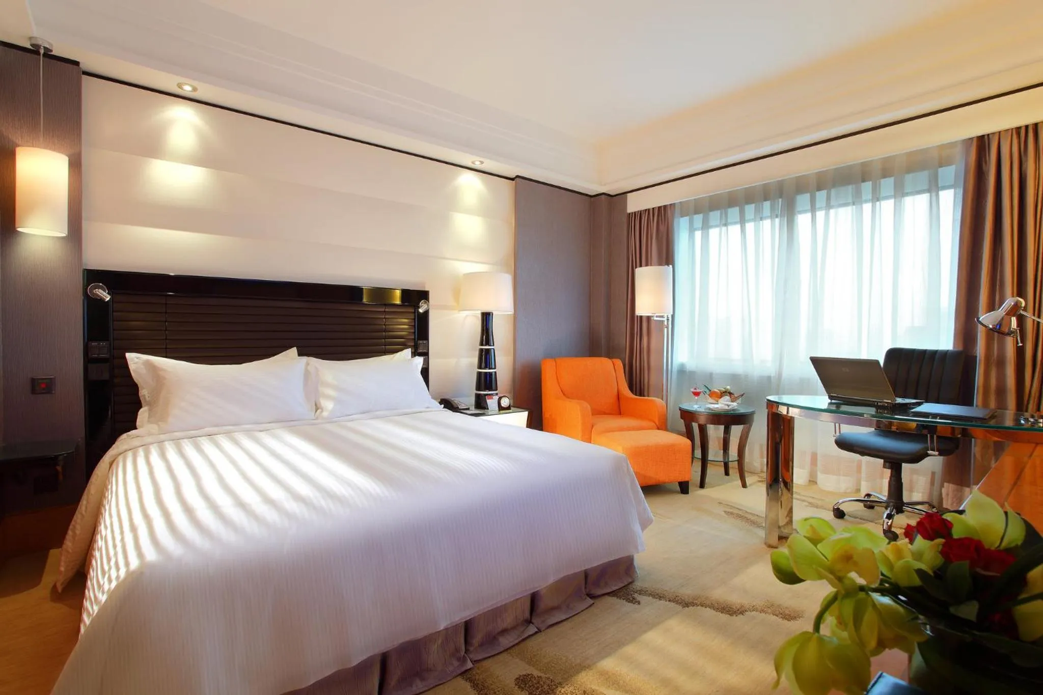 Photo of the whole room, Bed in Crowne Plaza Chengdu City Center by IHG