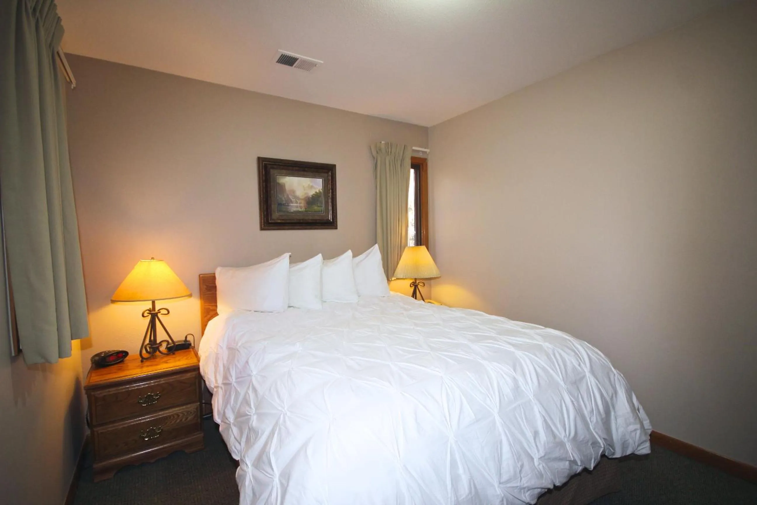 Bedroom, Bed in Streamside on Fall River