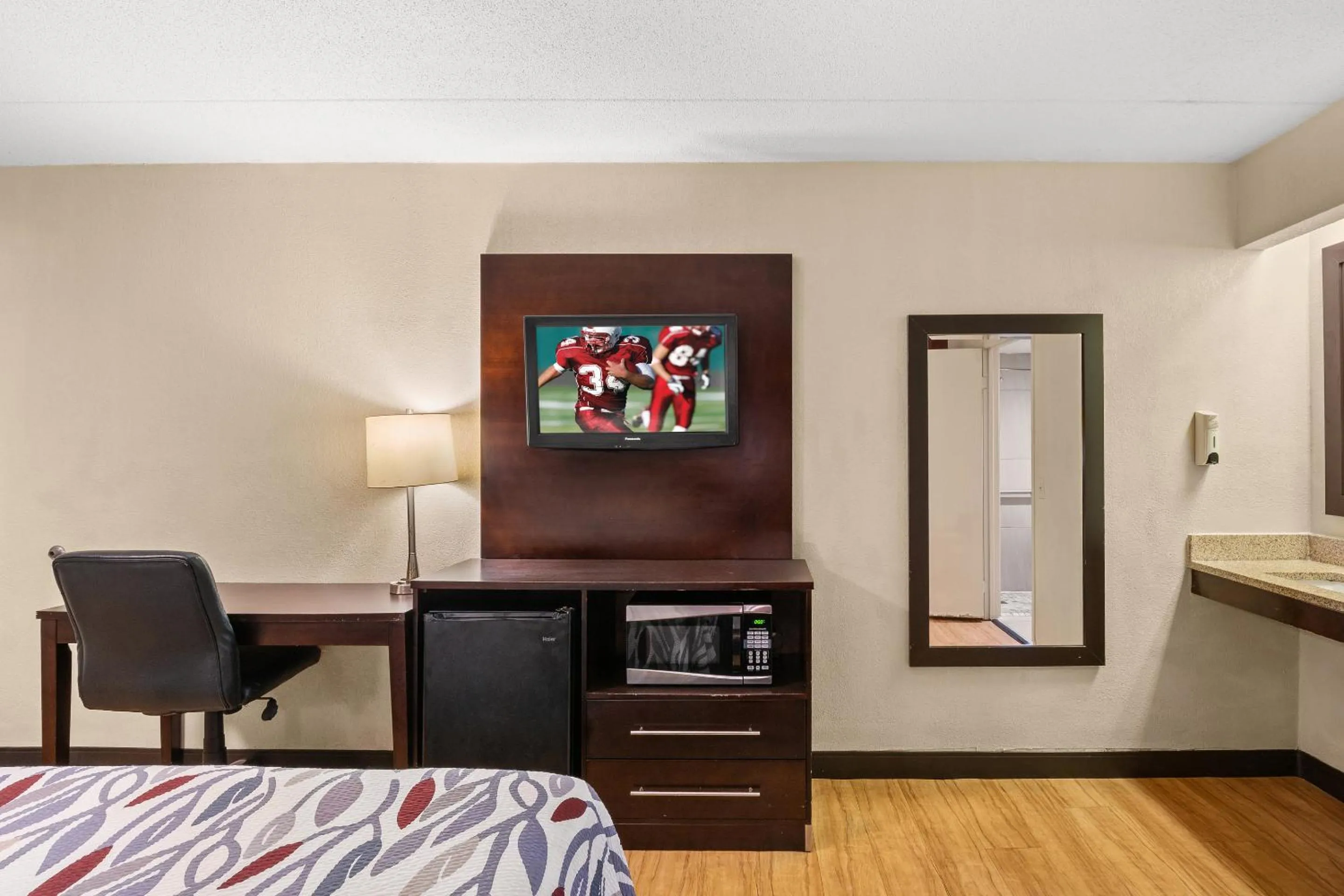 Photo of the whole room, Bed in Red Roof Inn Lansing East - MSU