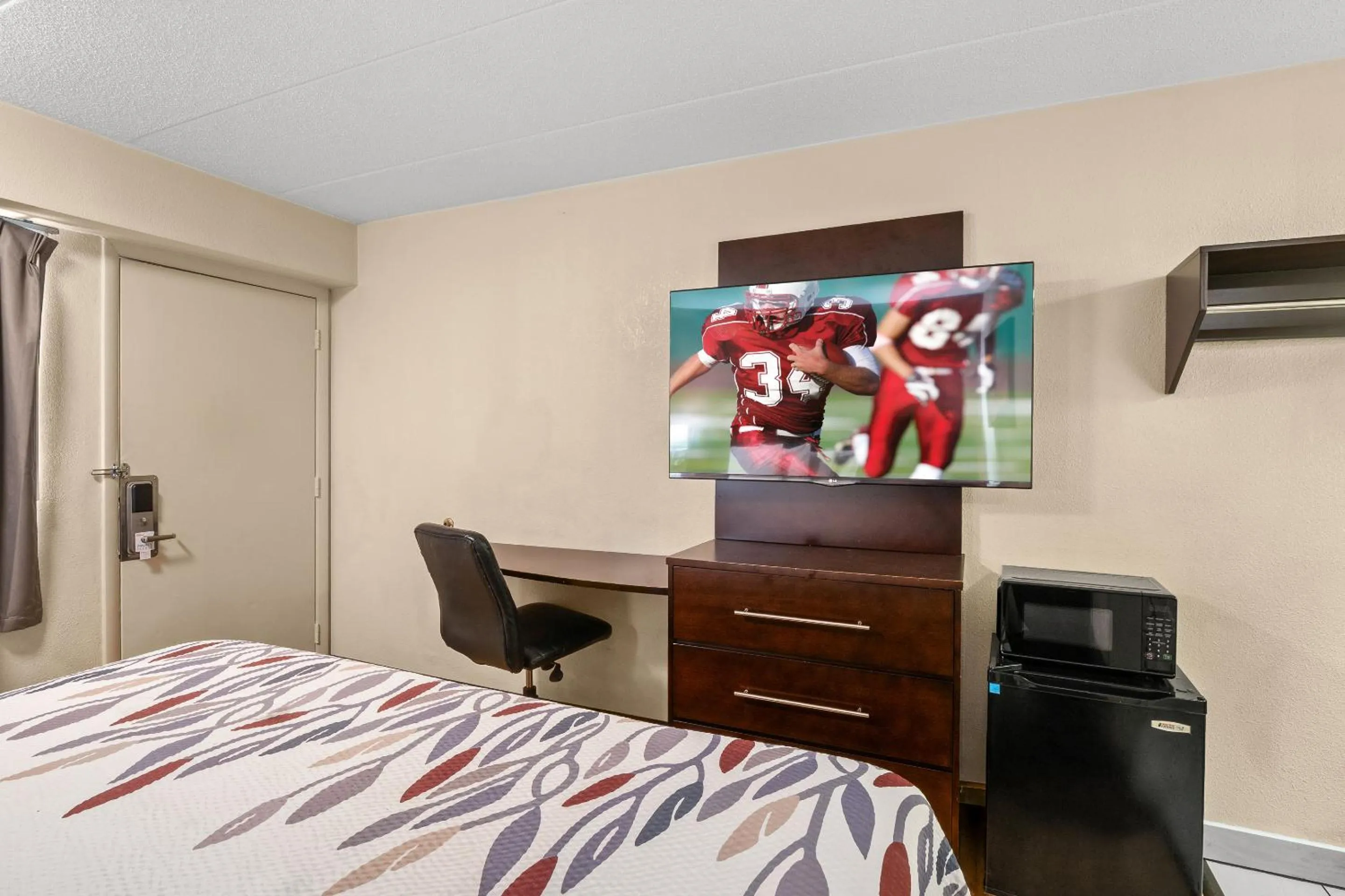 Photo of the whole room, Bed in Red Roof Inn Lansing East - MSU