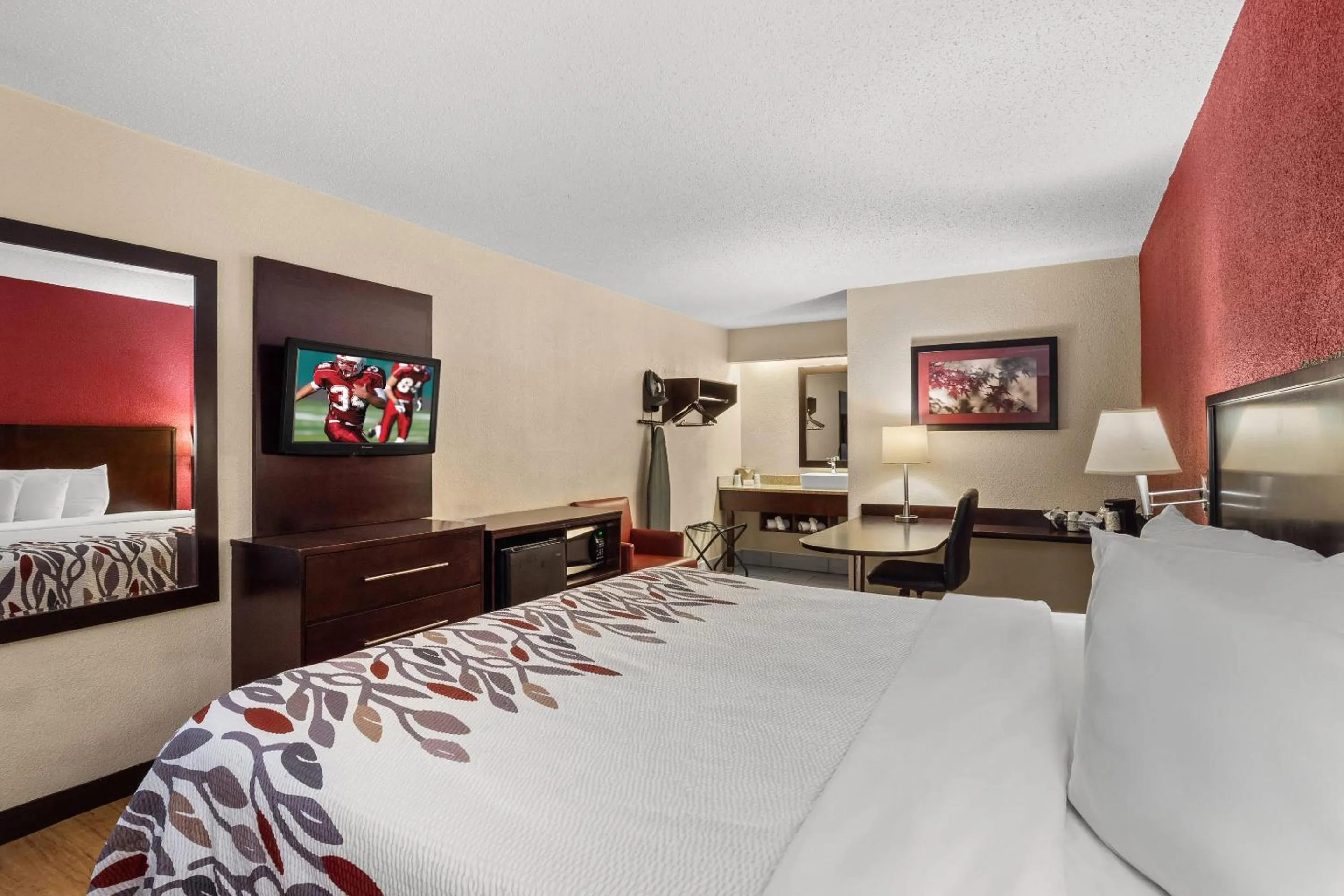 Bedroom, Bed in Red Roof Inn Lansing East - MSU