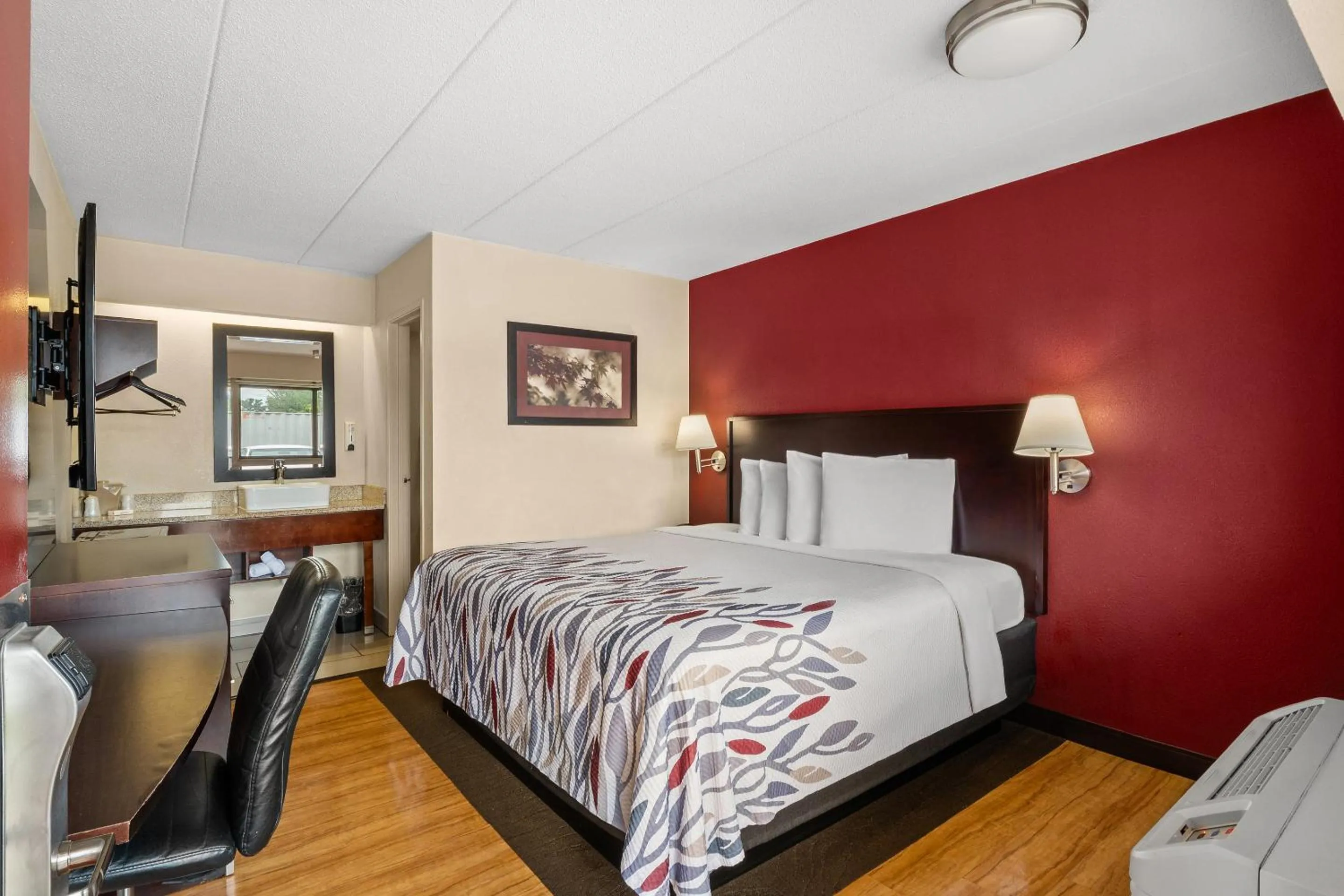 Photo of the whole room, Bed in Red Roof Inn Lansing East - MSU