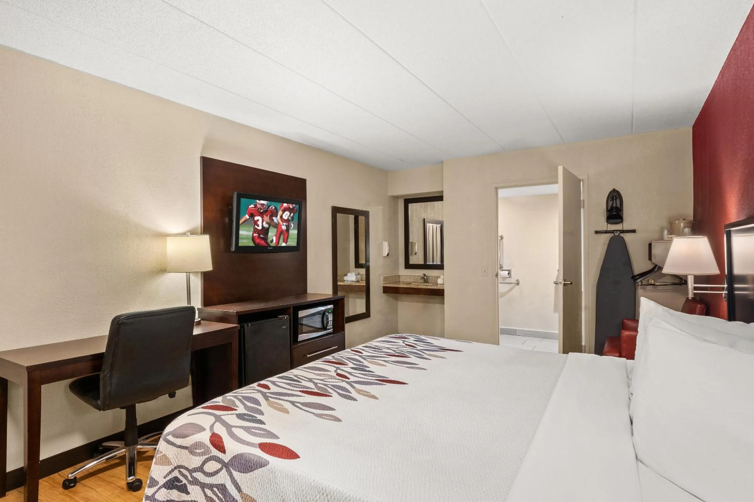 Photo of the whole room, Bed in Red Roof Inn Lansing East - MSU