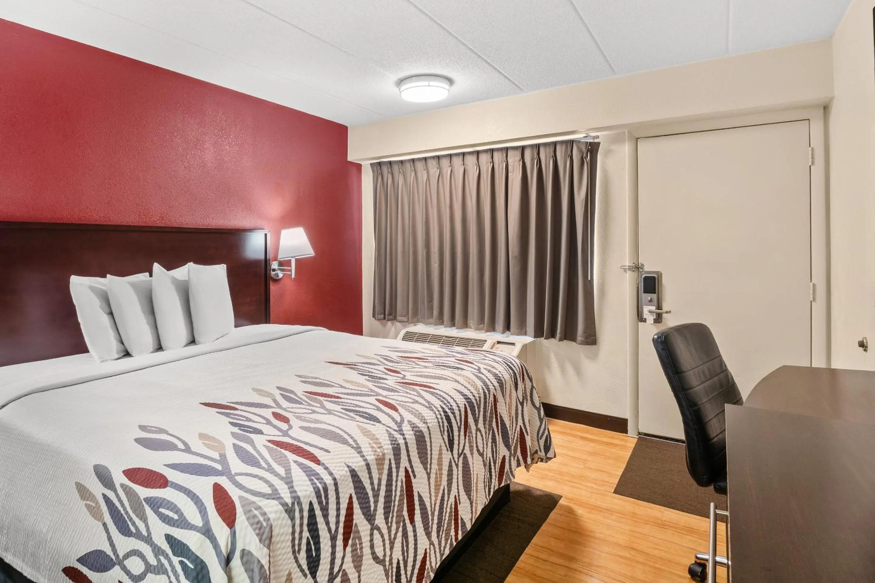 Photo of the whole room, Bed in Red Roof Inn Lansing East - MSU
