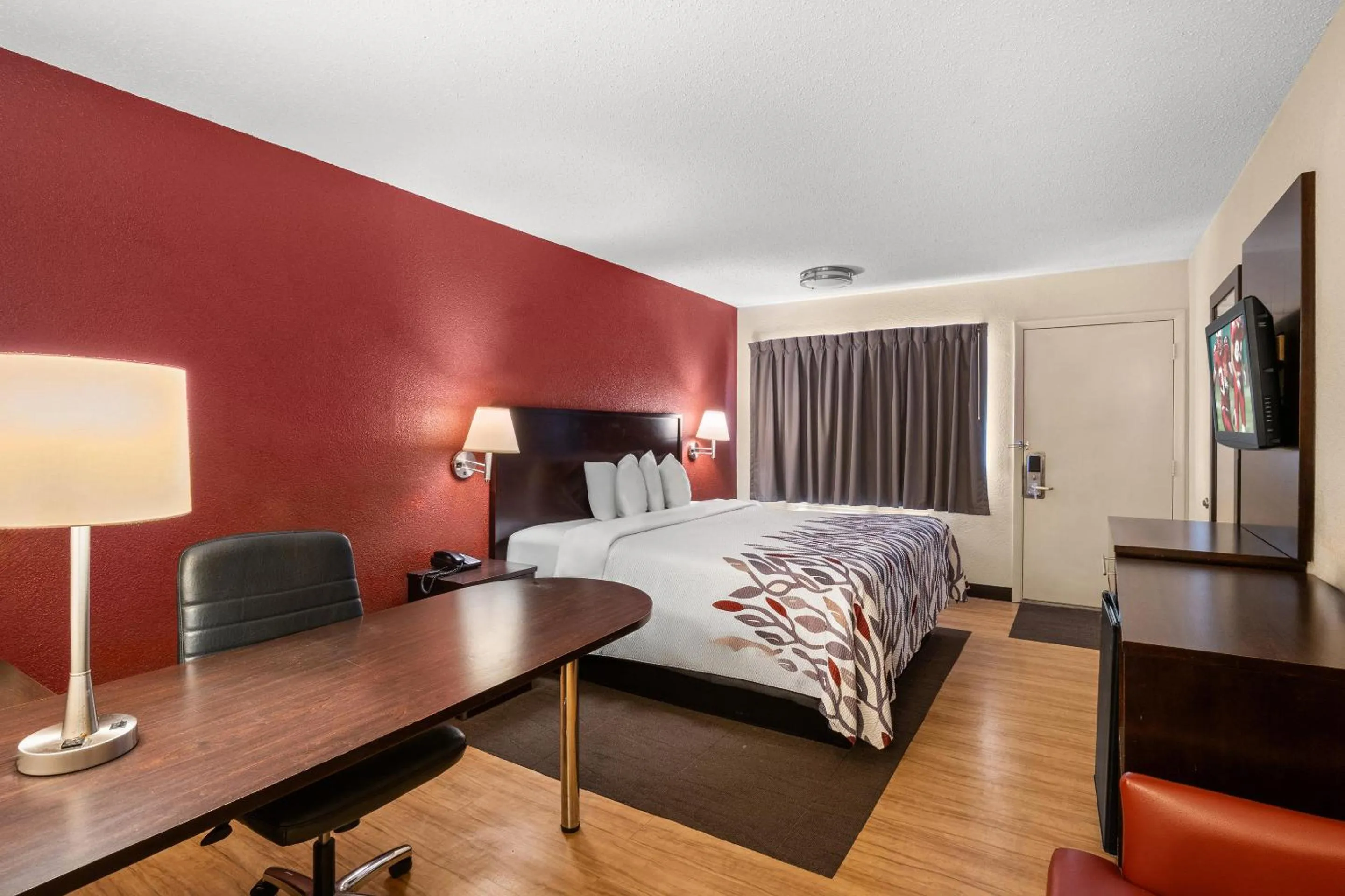 Bedroom, Bed in Red Roof Inn Lansing East - MSU