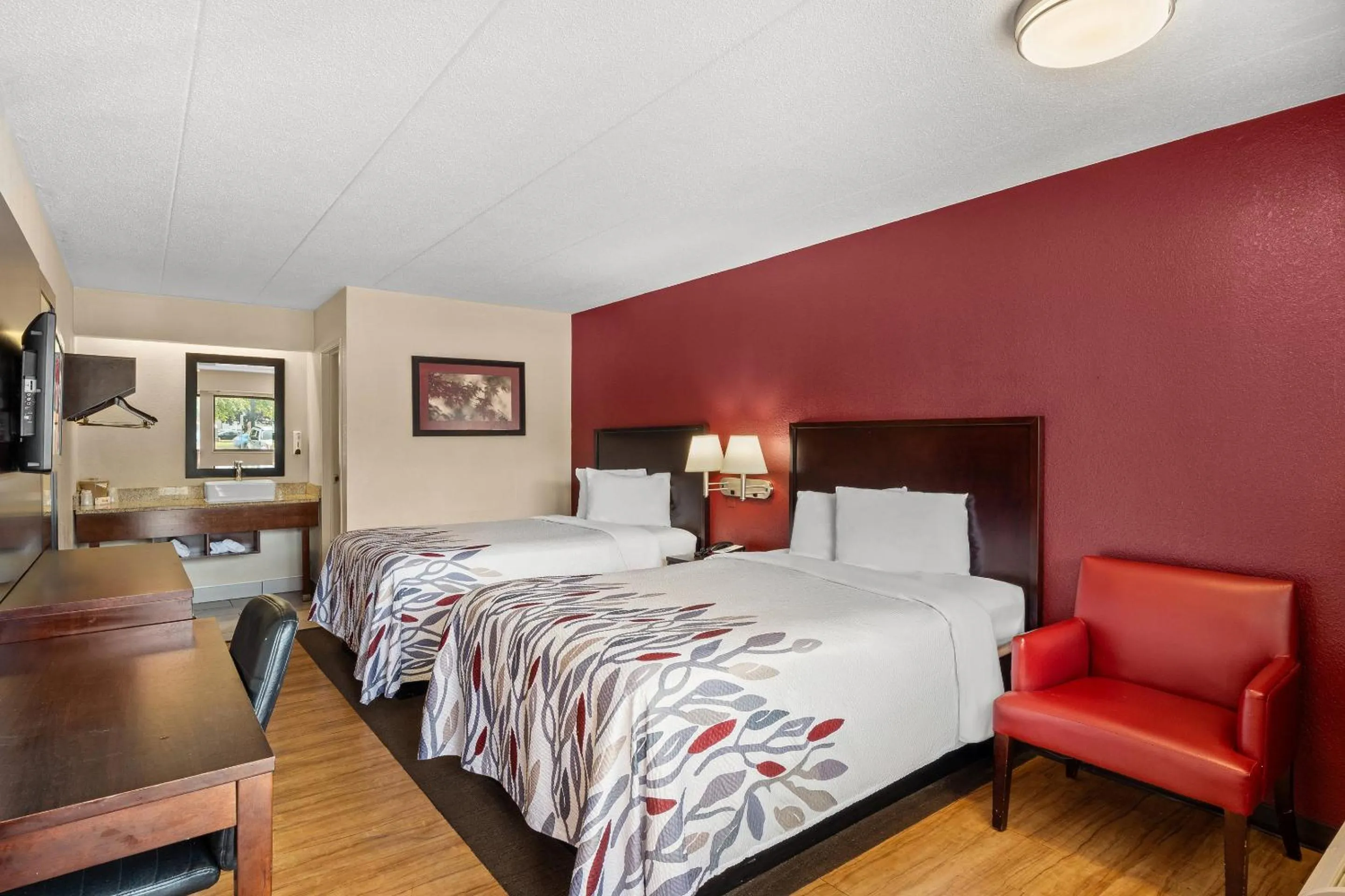 Photo of the whole room, Bed in Red Roof Inn Lansing East - MSU