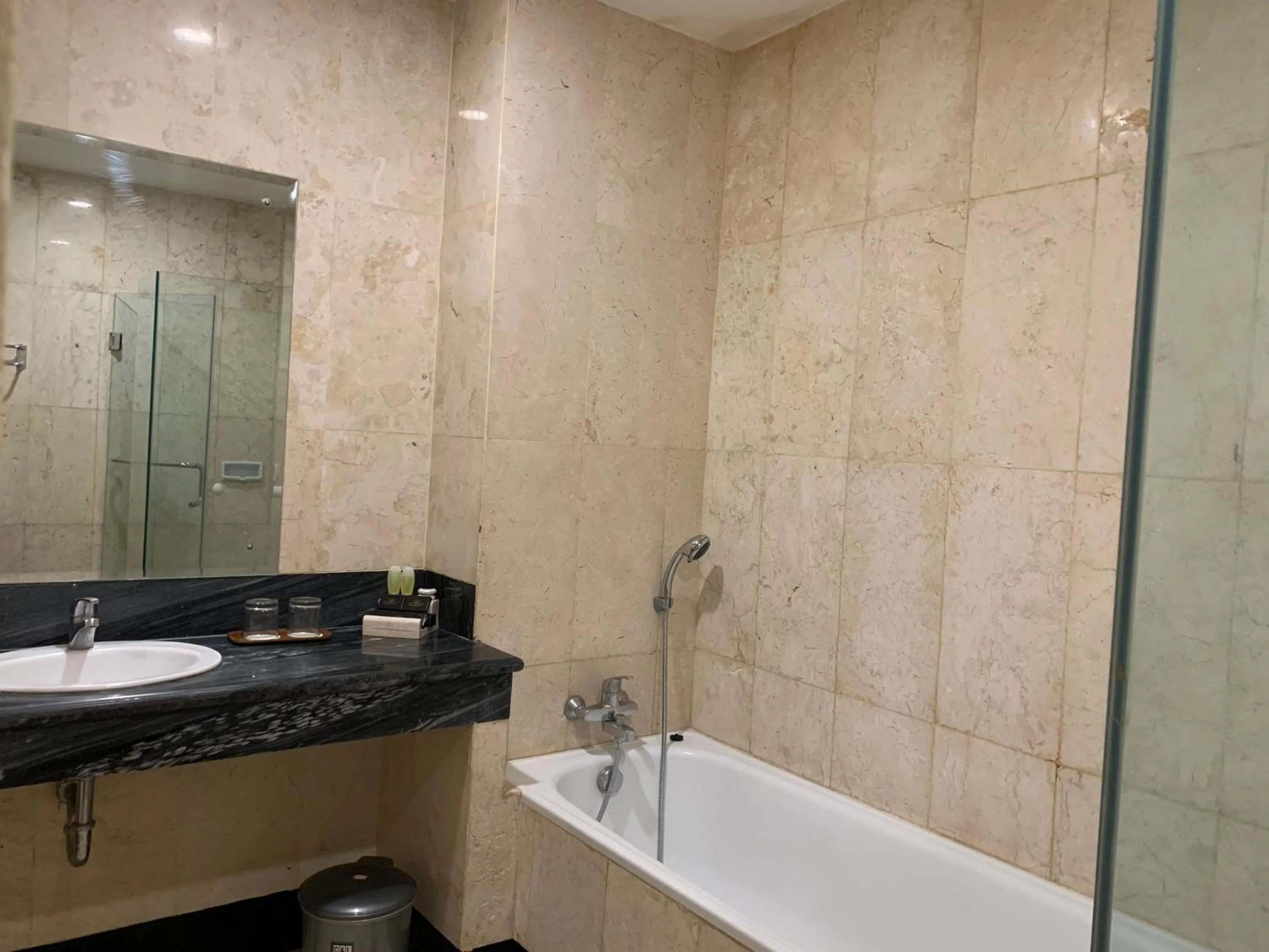 Shower in Hotel Baron Indah