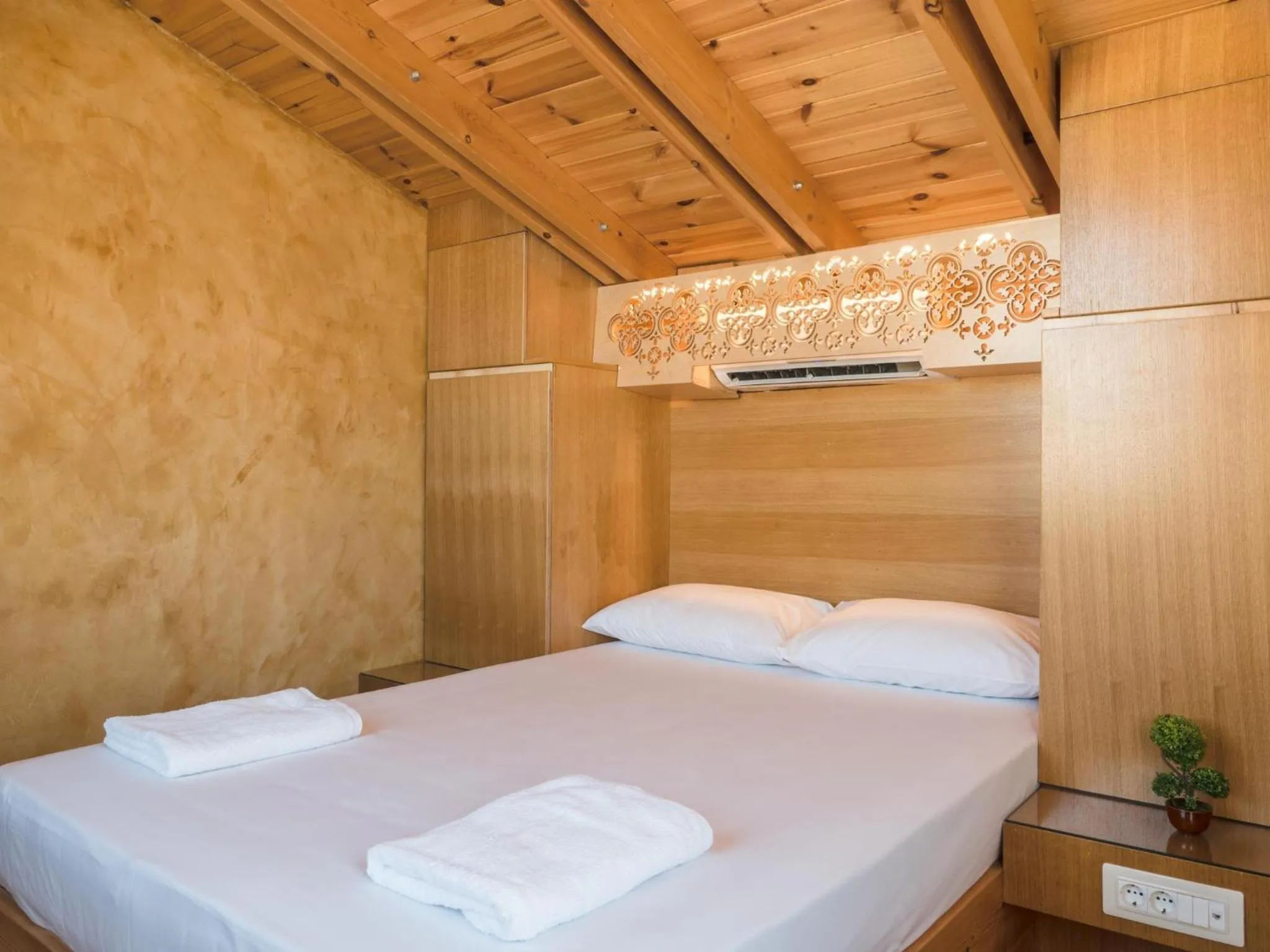 Bedroom, Bed in Evans House II