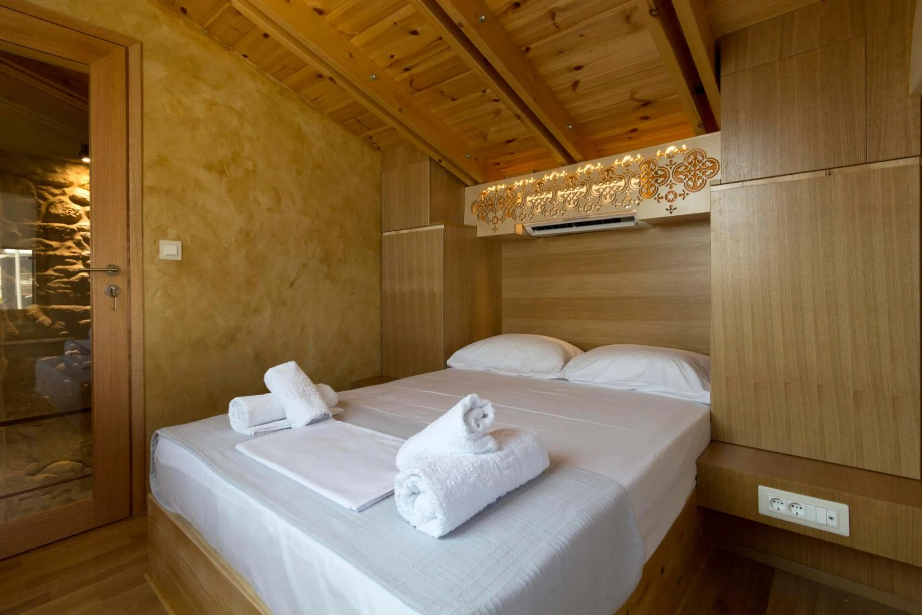 Bedroom, Bed in Evans House II