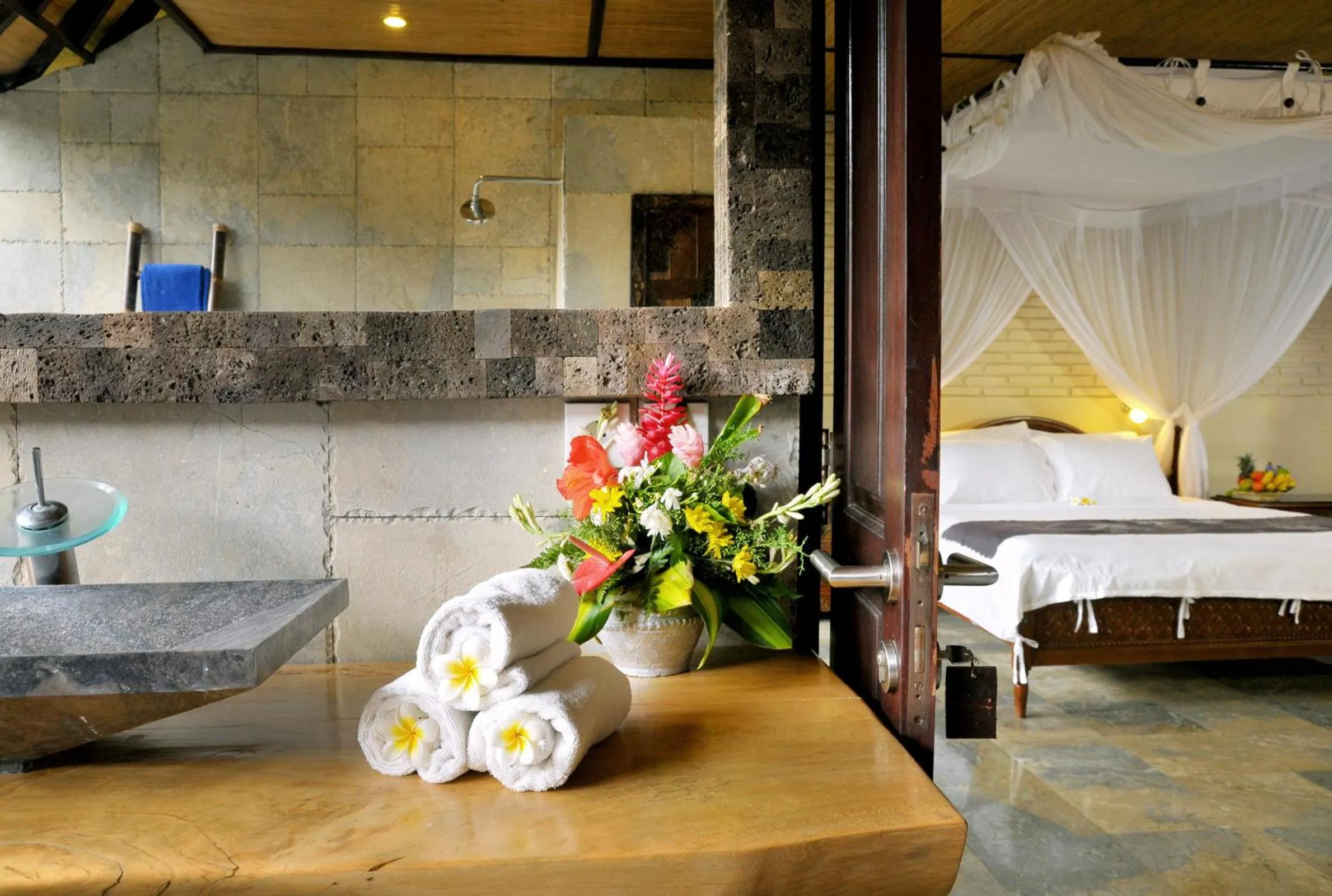 Photo of the whole room, Bed in Hidden Paradise Cottages