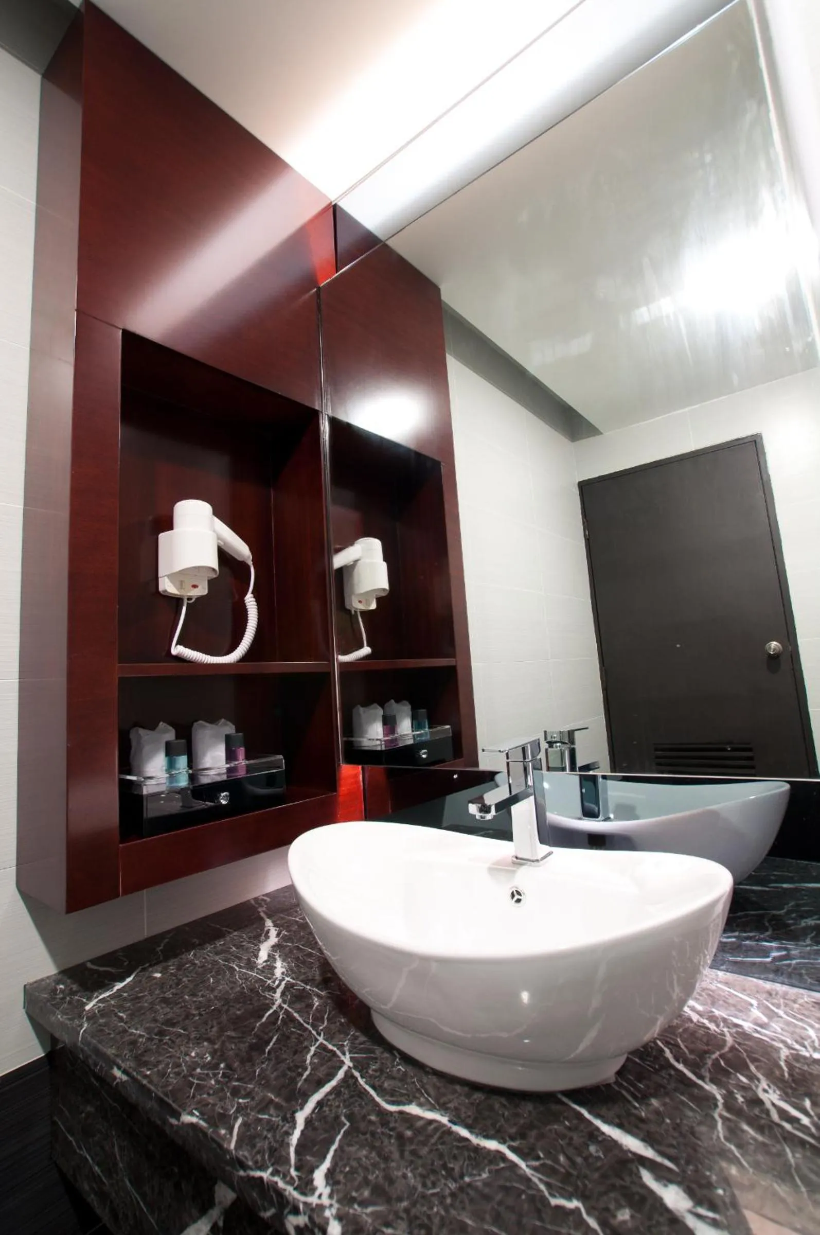 Bathroom in Pariss Hotel