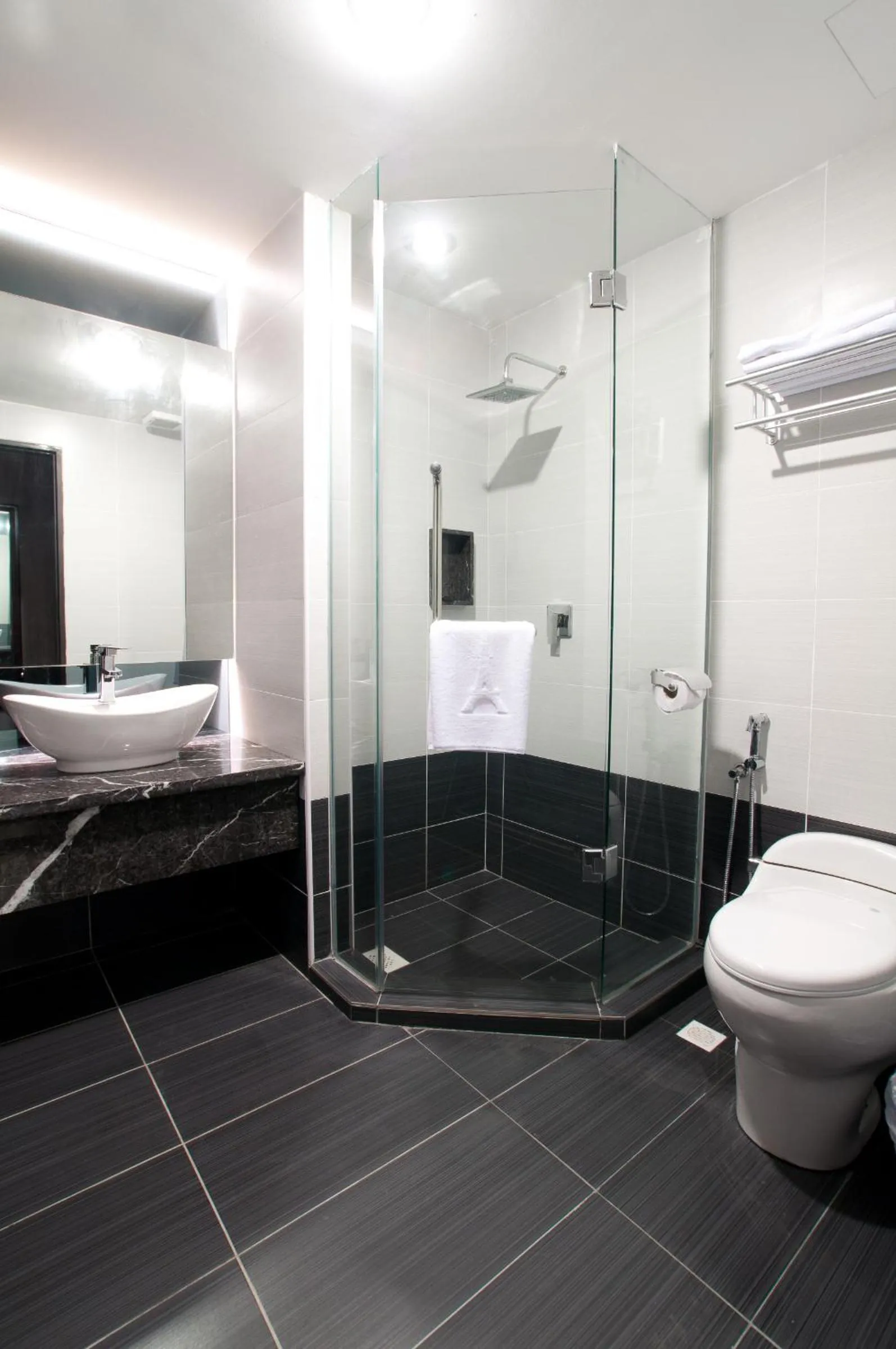 Bathroom in Pariss Hotel