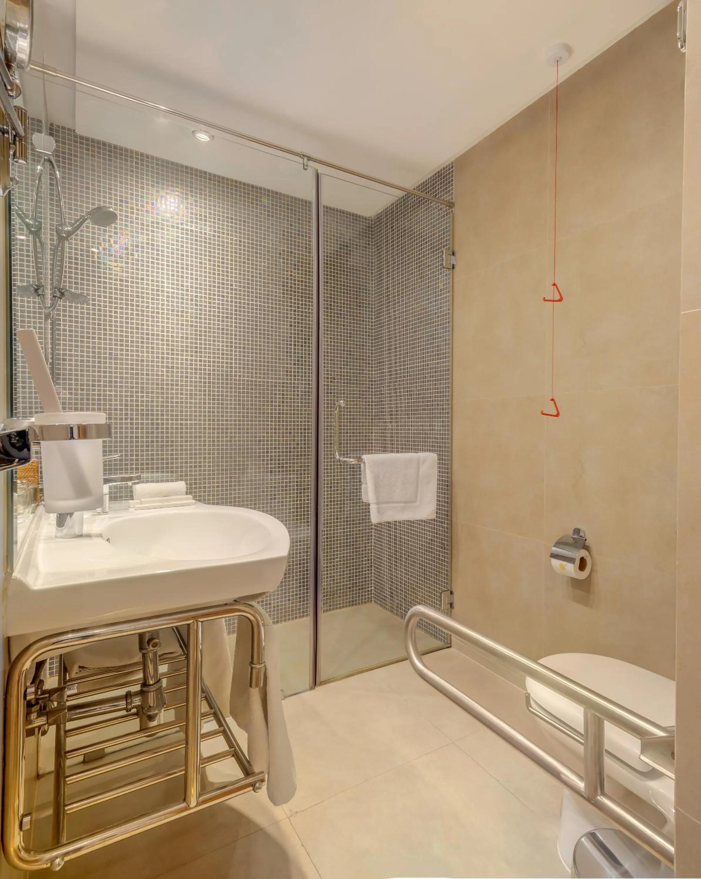 Bathroom in Palmyard Hotel