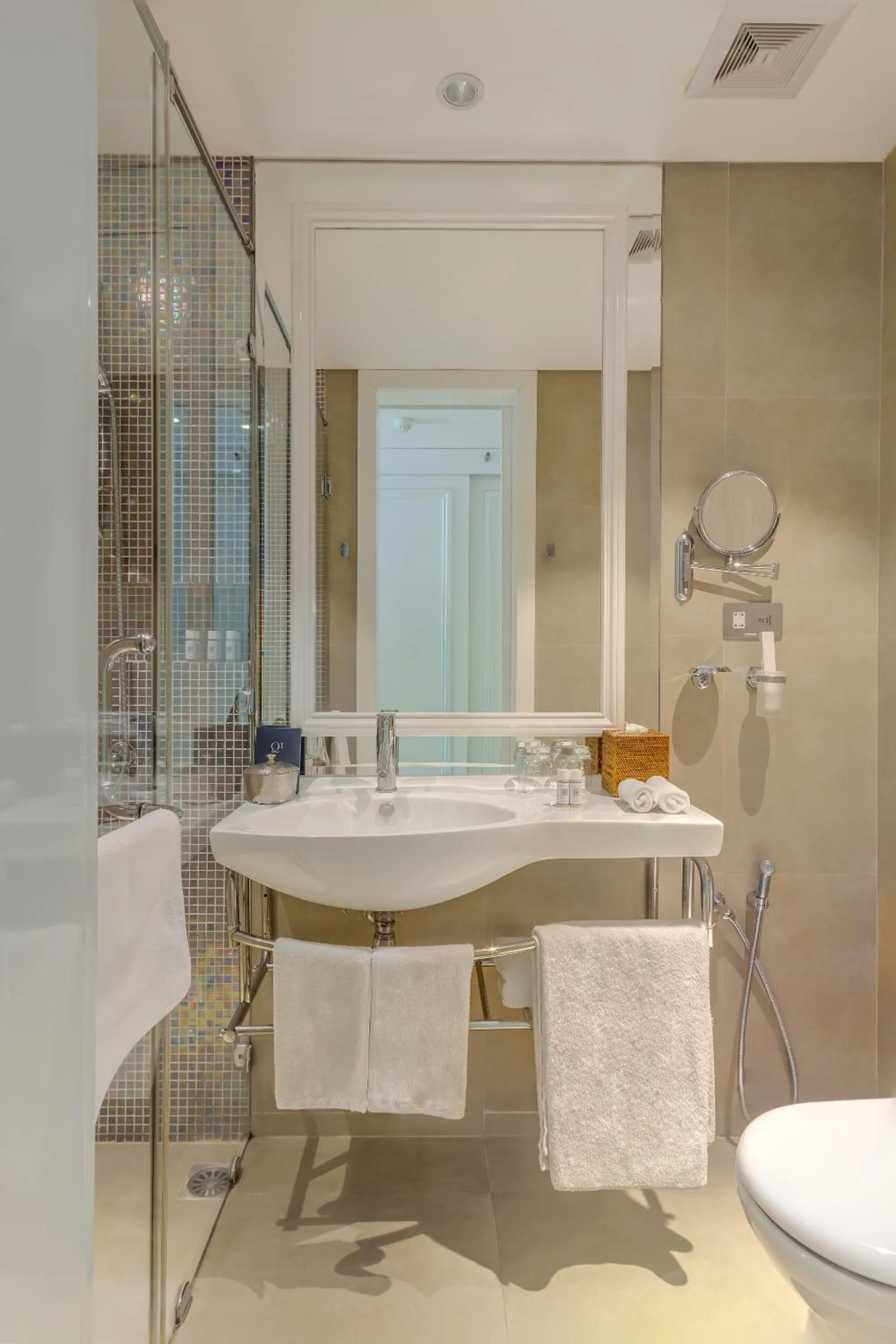 Bathroom in Palmyard Hotel