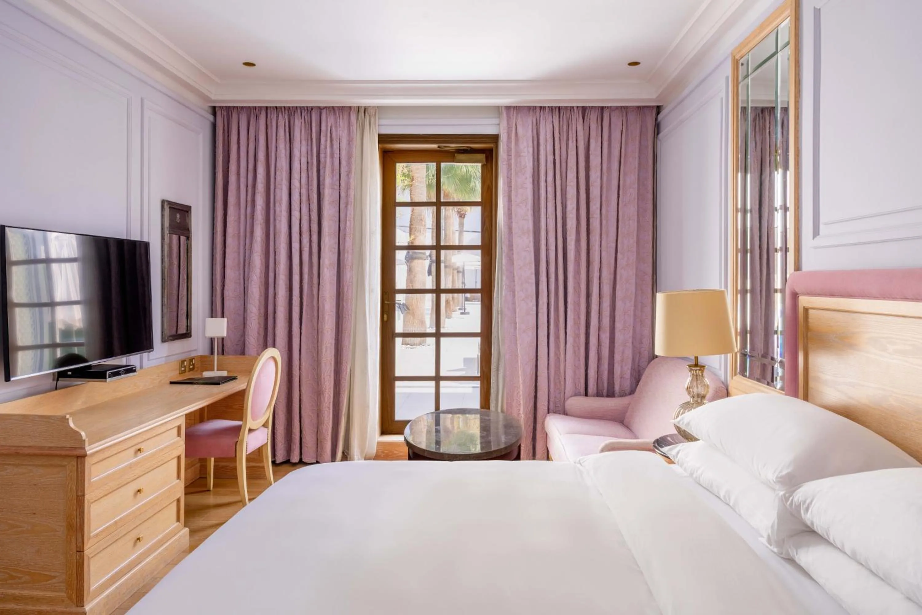 Communal lounge/ TV room, Bed in Palmyard Hotel