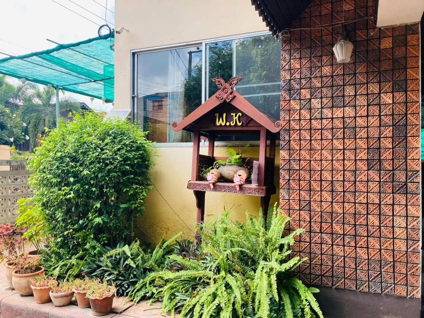 Facade/entrance in Wiriya House