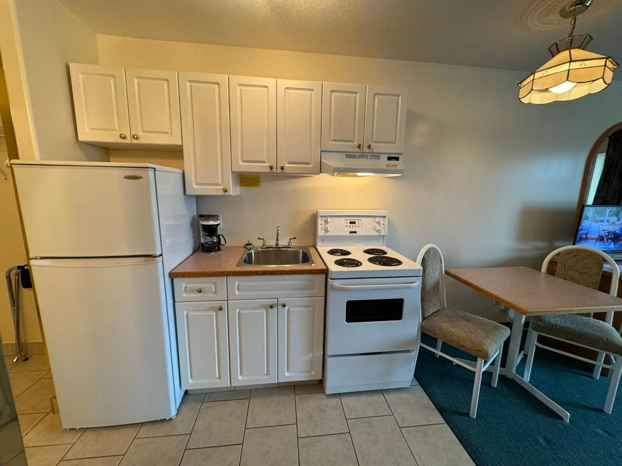 Kitchen or kitchenette in Western Budget Motel #3 Whitecourt