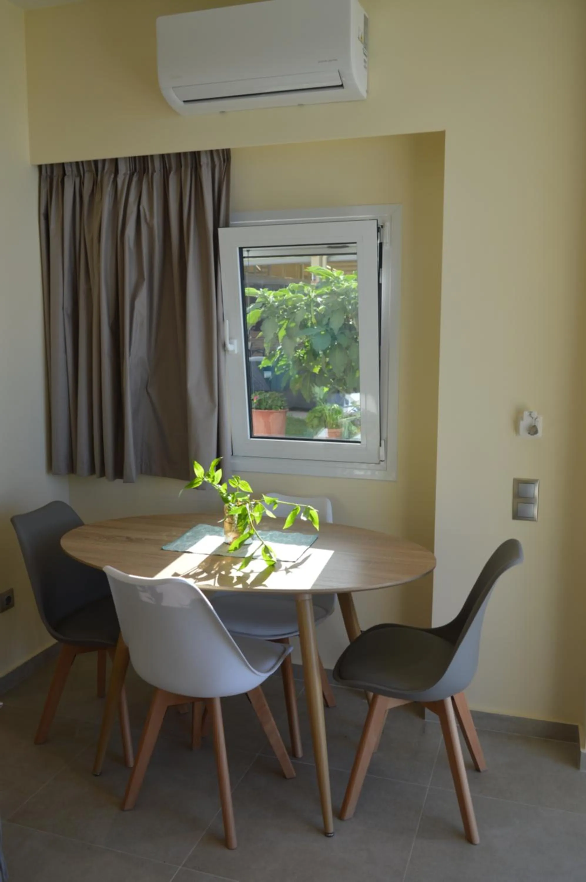 Dining area in Glyfada Beach Hotel