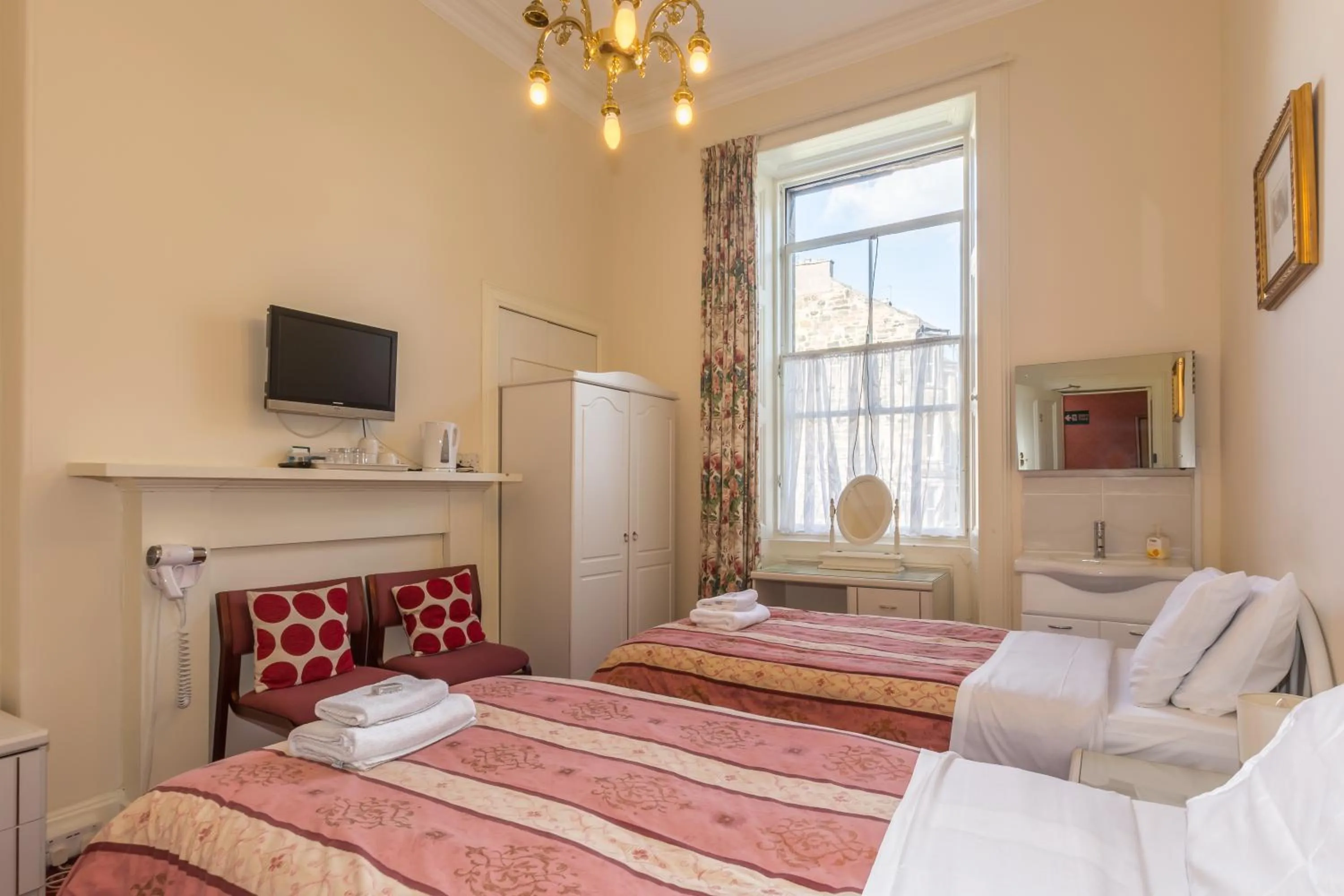 Photo of the whole room, Bed in Menzies Guest House