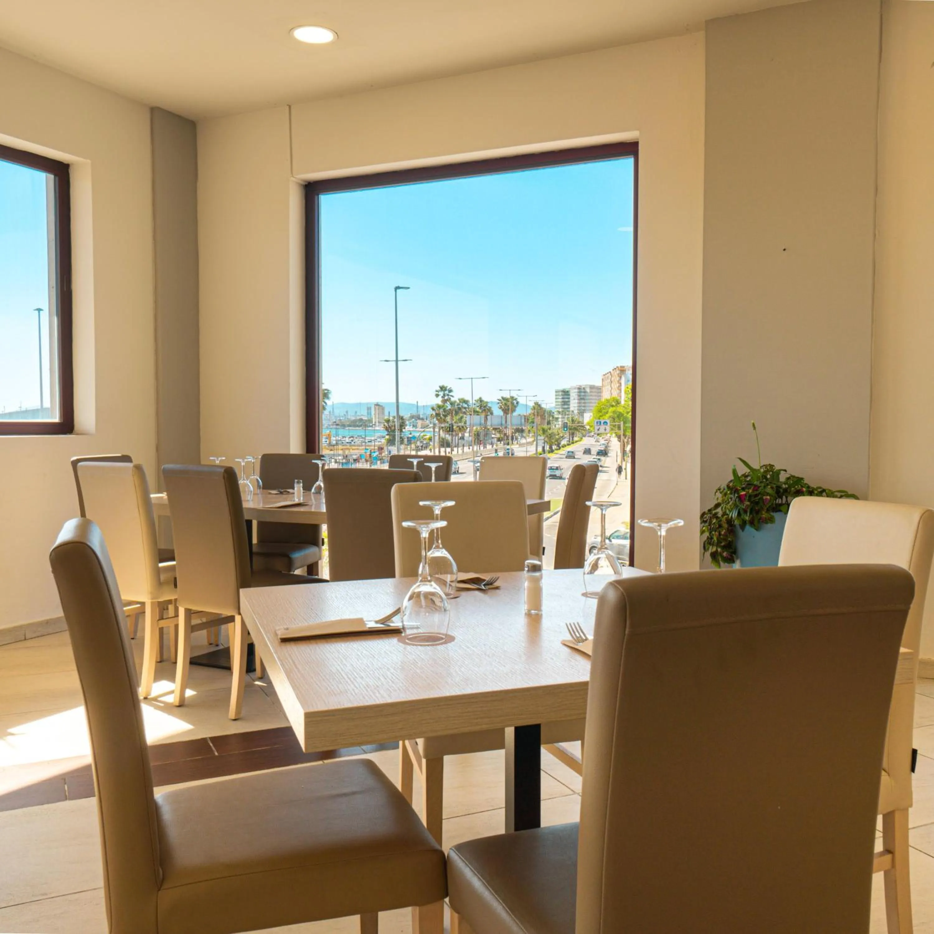 Restaurant/places to eat in Ohtels Campo De Gibraltar