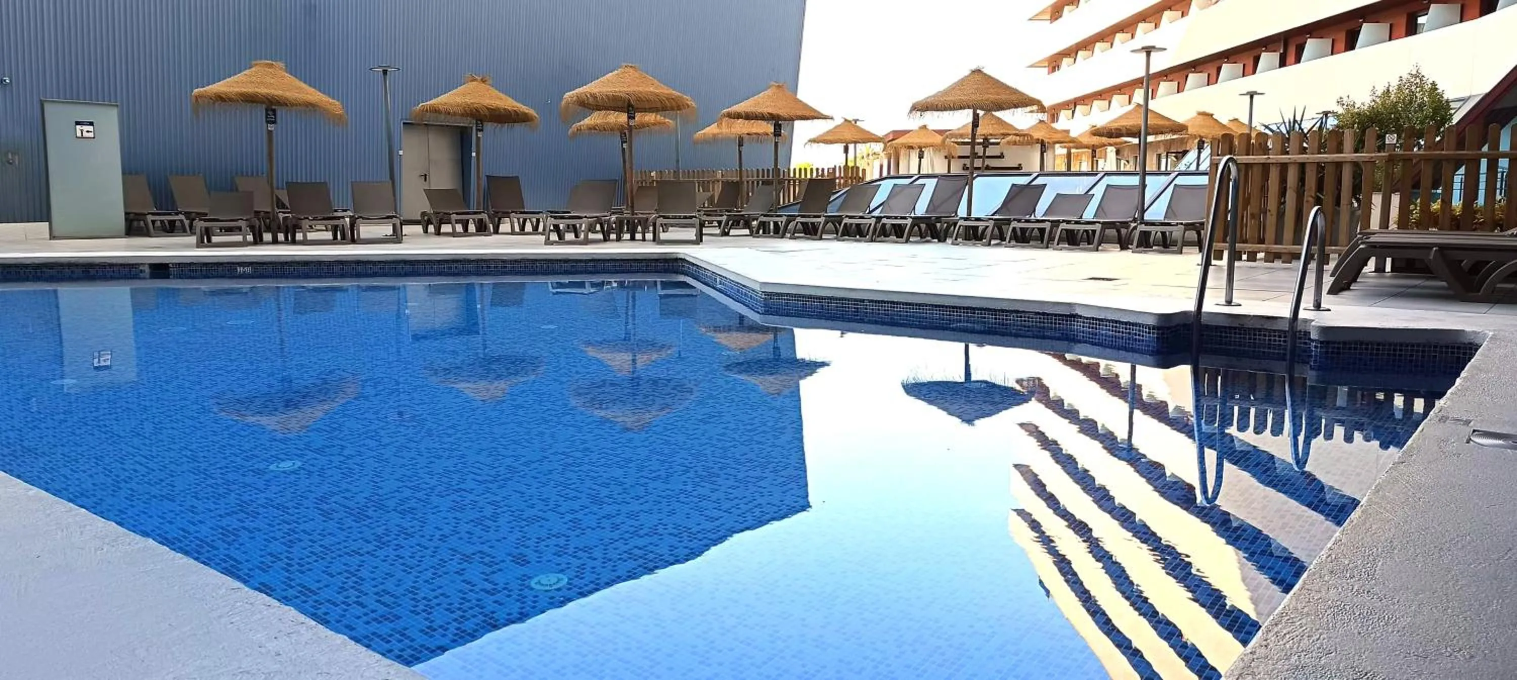 Swimming pool in Ohtels Campo De Gibraltar