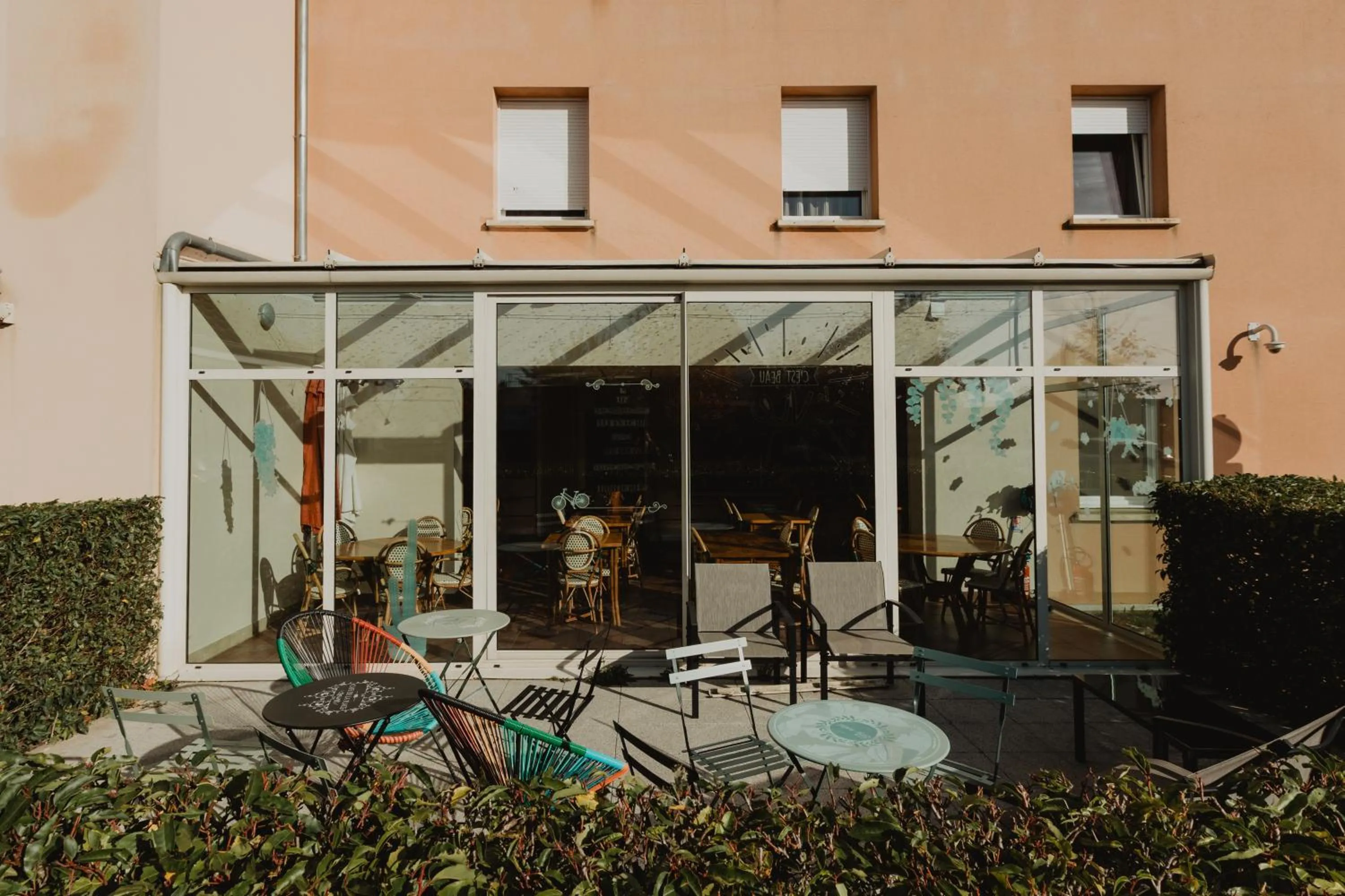 Patio in Hôtel Akena Caudry Cambrai