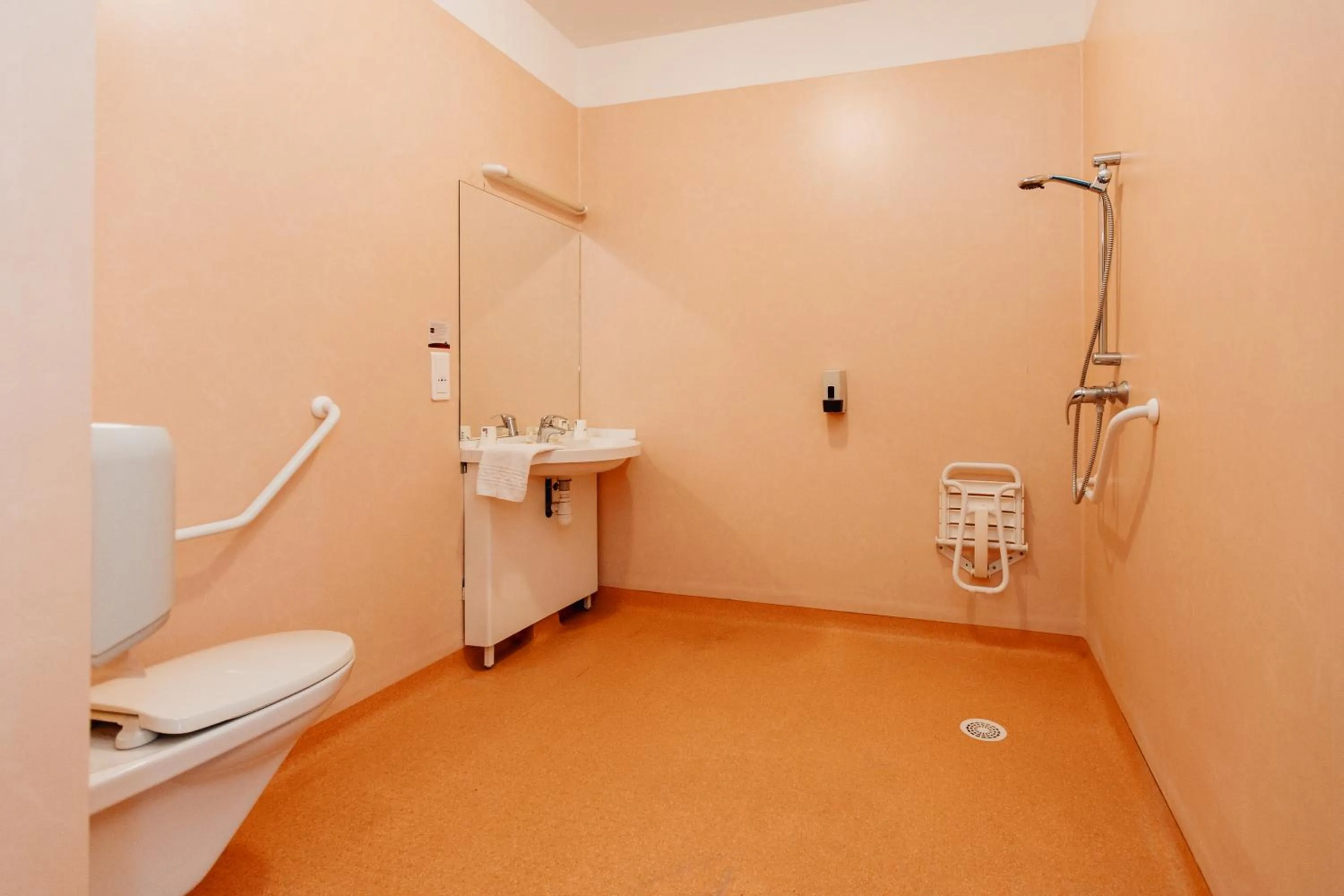 Bathroom in Hôtel Akena Caudry Cambrai